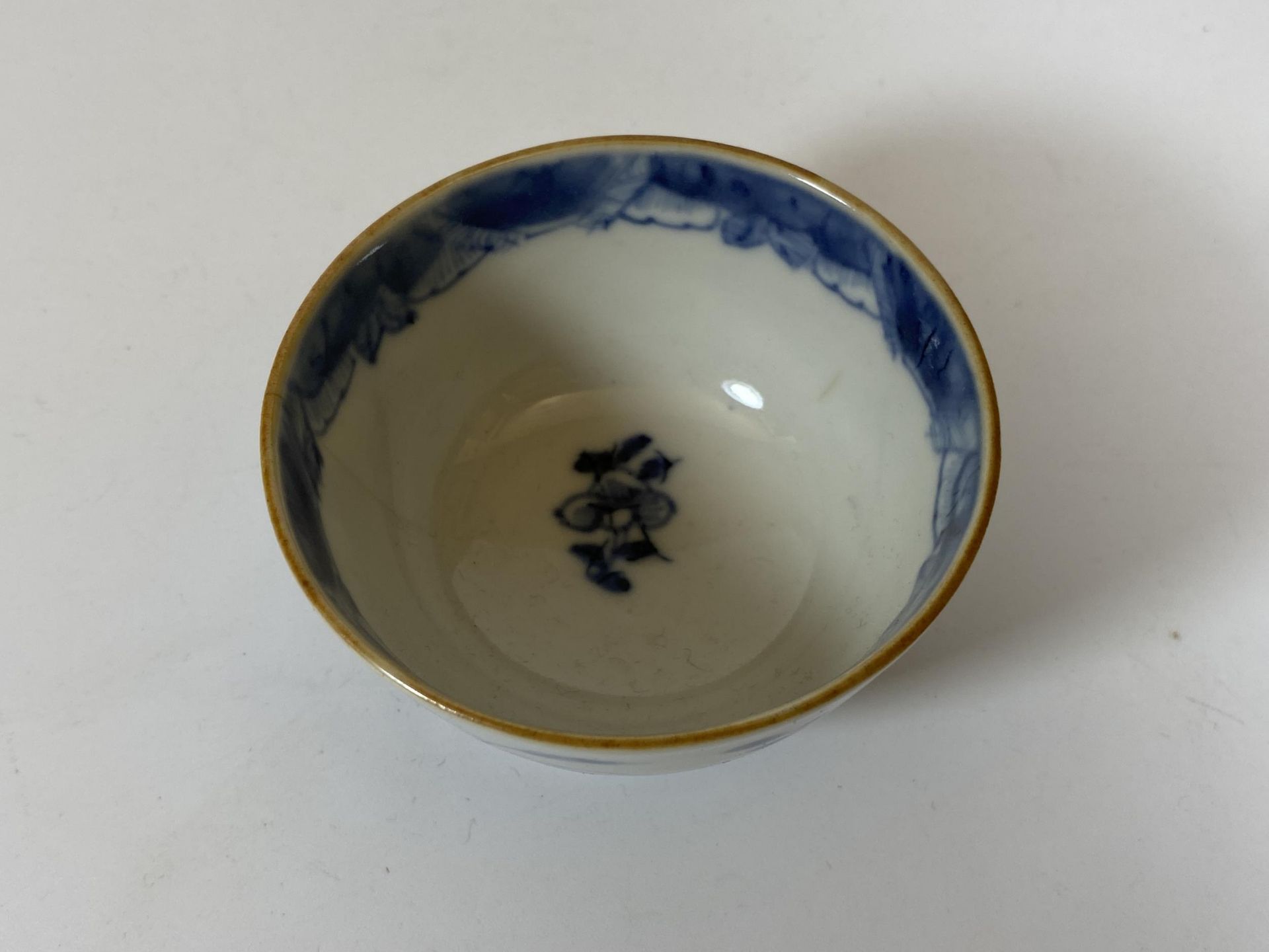 A 19TH CENTURY QING CHINESE BLUE AND WHITE PORCELAIN TEA BOWL, HEIGHT 4.5CM - Image 3 of 5
