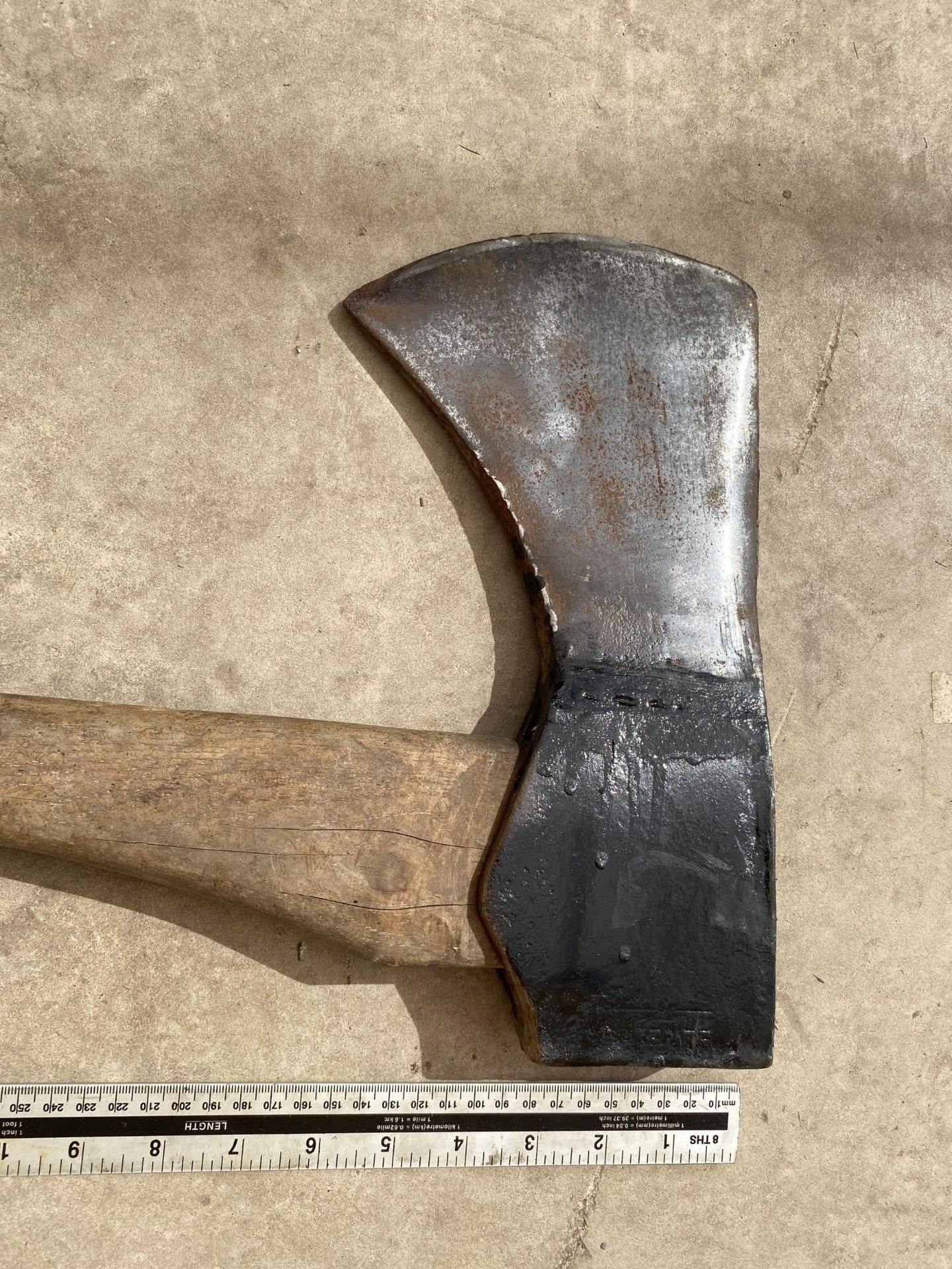 A LARGE VINTAGE AXE - Image 3 of 4