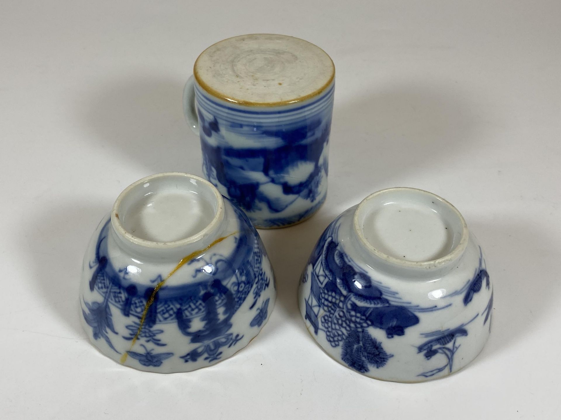 A GROUP OF THREE 19TH CENTURY CHINESE BLUE AND WHITE ITEMS, TWO TEA BOWLS AND SMALL MUG - Image 4 of 5