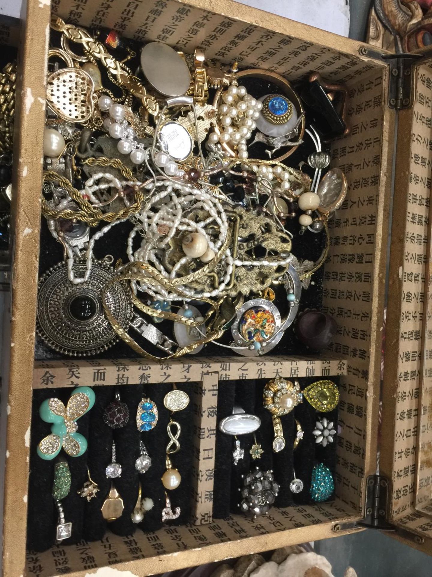 A LARGE QUANTITY OF COSTUME JEWELLERY TO INCLUDE RINGS, EARRINGS, NECKLACES, PENDANTS, ETC - Image 3 of 5