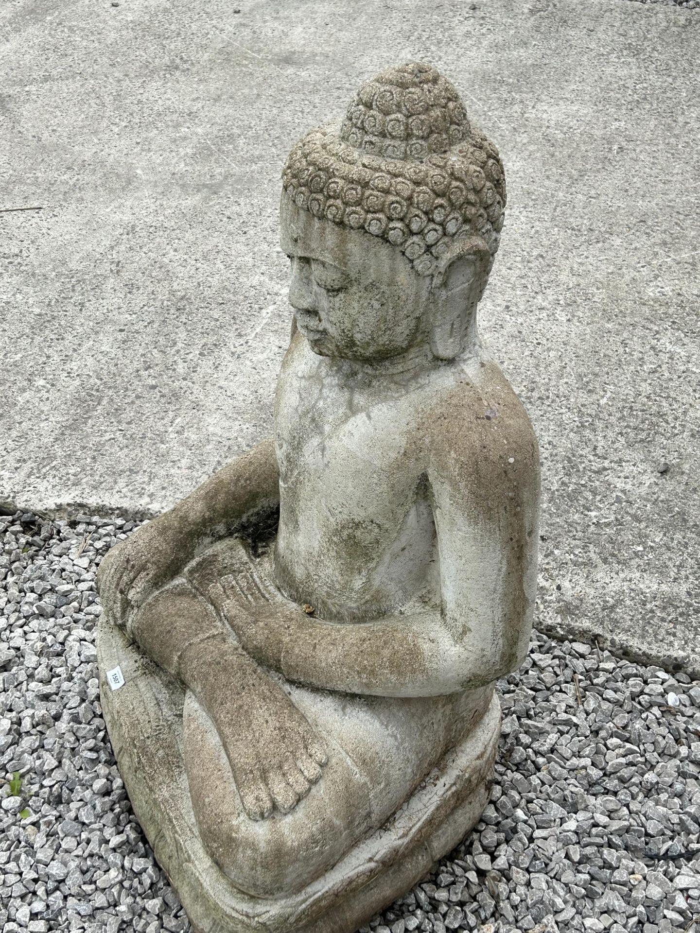 A LARGE RECONSTITUTED STONE BUDDHIST DIETY FIGURE - HEIGHT 107 CM, DEPTH 48 CM - Image 3 of 5