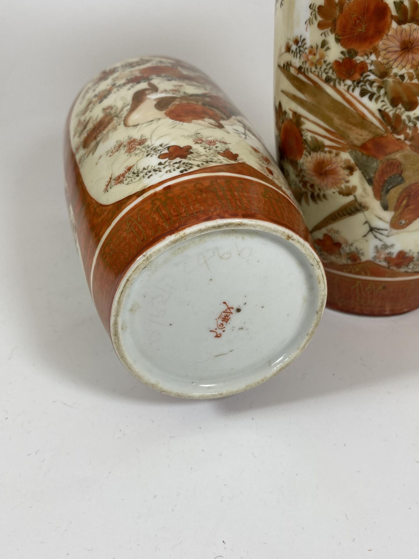 A PAIR OF JAPANESE MEIJI PERIOD (1868-1912) KUTANI CRANE VASES WITH MOTHER AND CHILDREN DESIGN, - Image 4 of 5