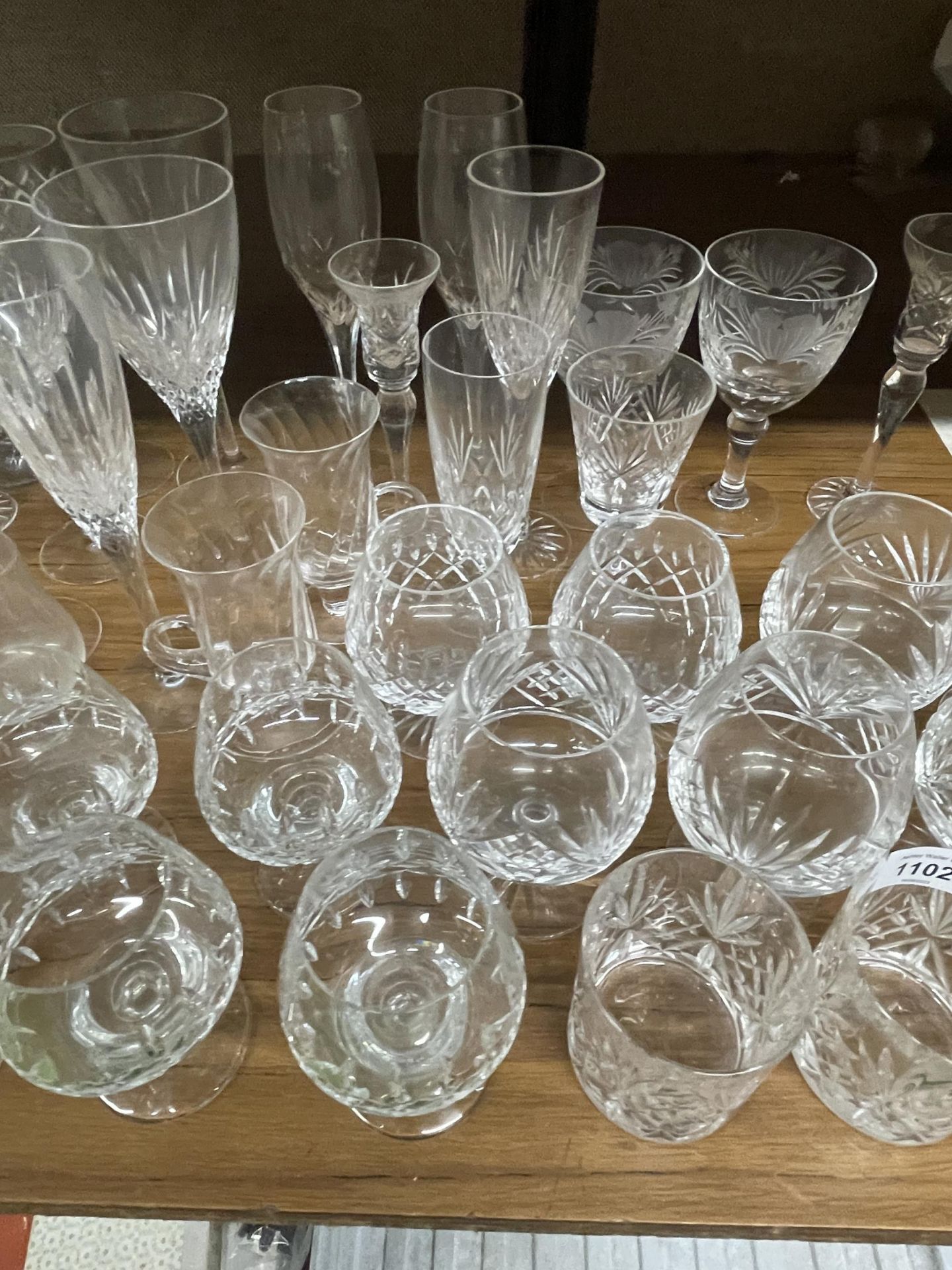 A LARGE COLLECTION OF CUT AND FURTHER GLASS DRINKING GLASSES - Image 4 of 5
