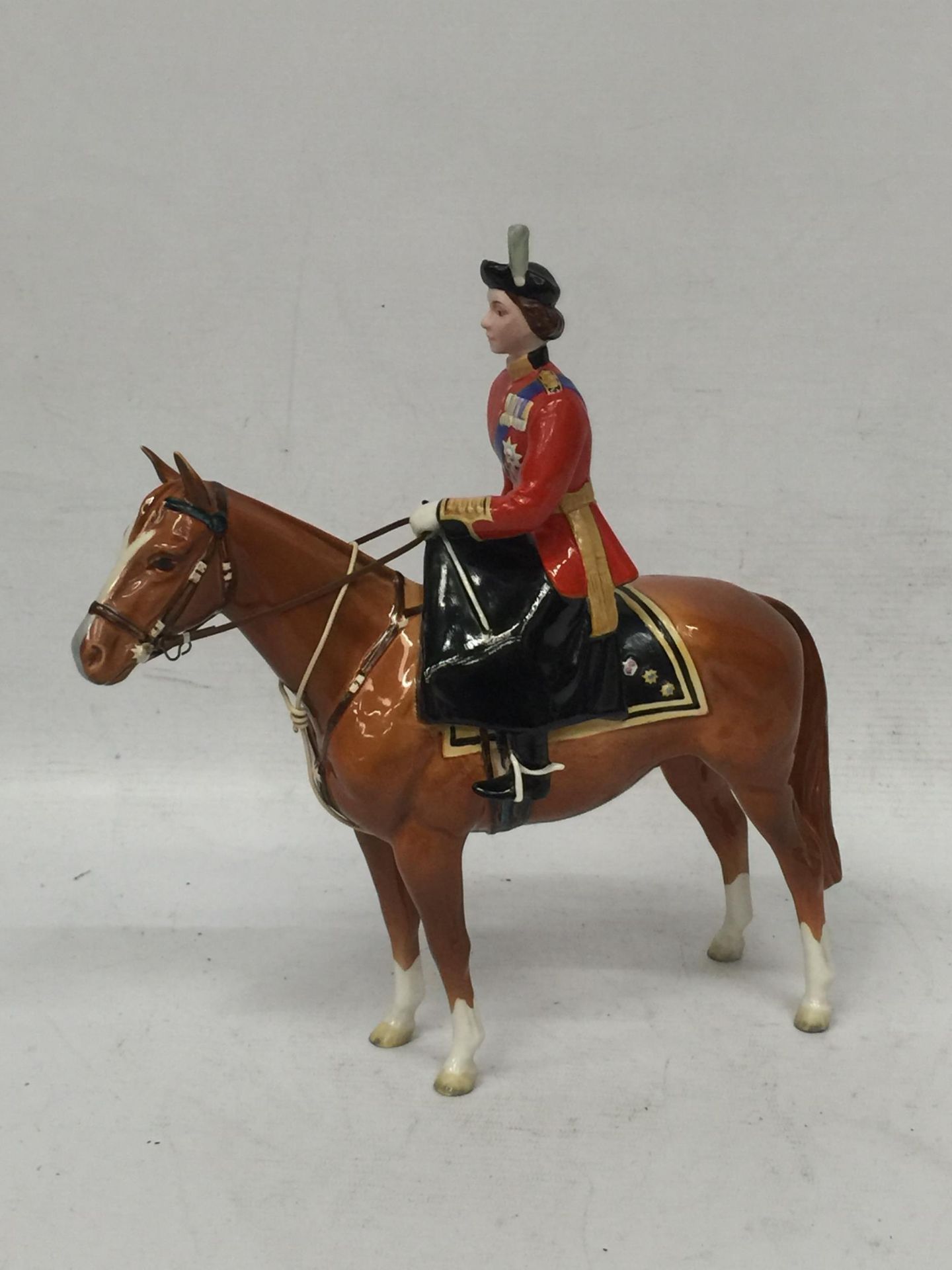 A BESWICK QUEEN ELIZABETH II ON IMPERIAL TROOPING THE COLOUR 1957 NO.1546 - Image 3 of 5