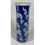 A LATE 19TH / EARLY 20TH CENTURY CHINESE PRUNUS BLOSSOM CYLINDRICAL SLEEVE VASE, FOUR CHARACTER MARK