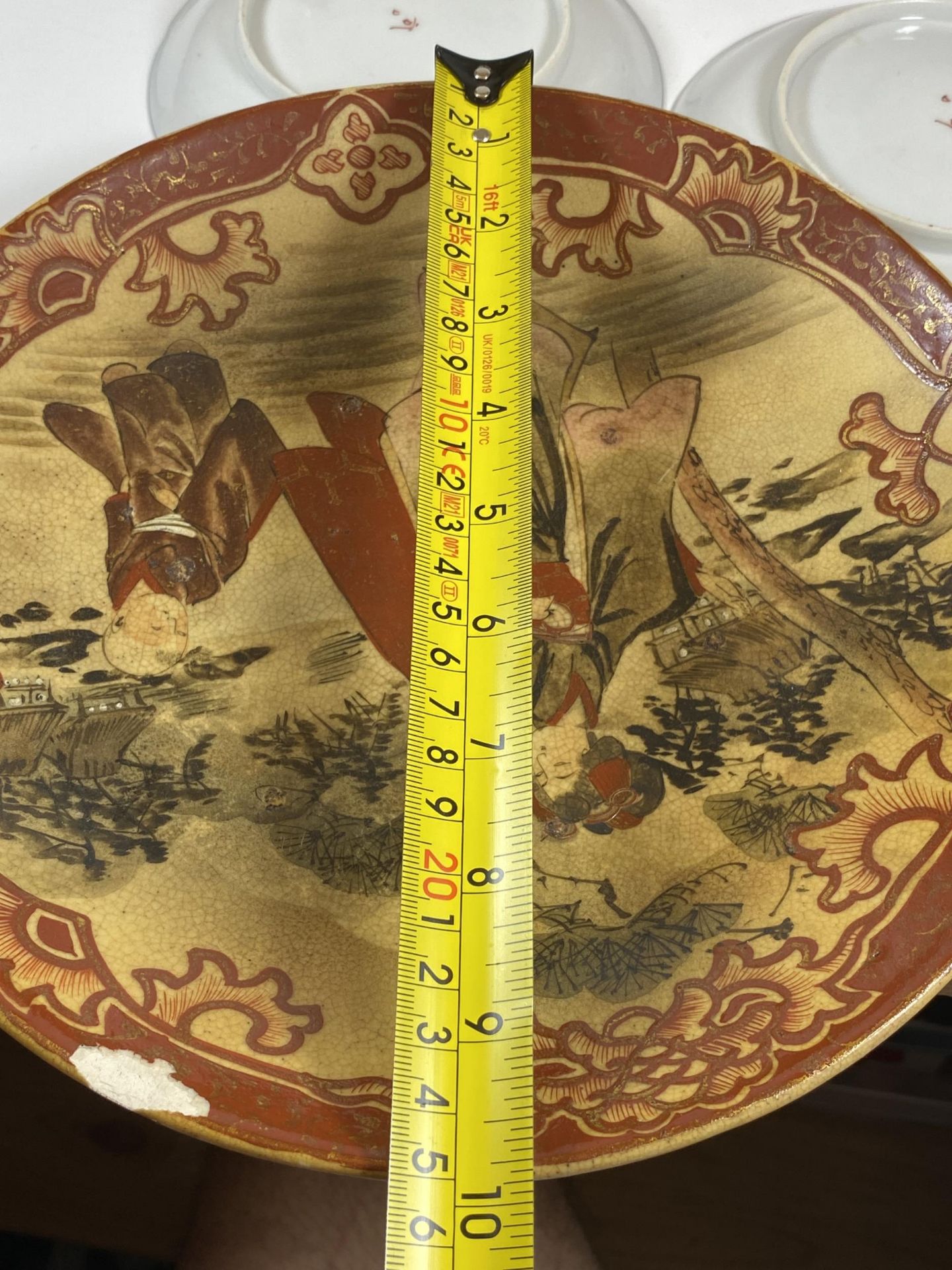 FIVE JAPANESE ITEMS - SATSUMA CHARGER / PLATE, PAIR OF POTS AND TWO KUTANI DISHES, PLATE DIAMETER - Bild 6 aus 6