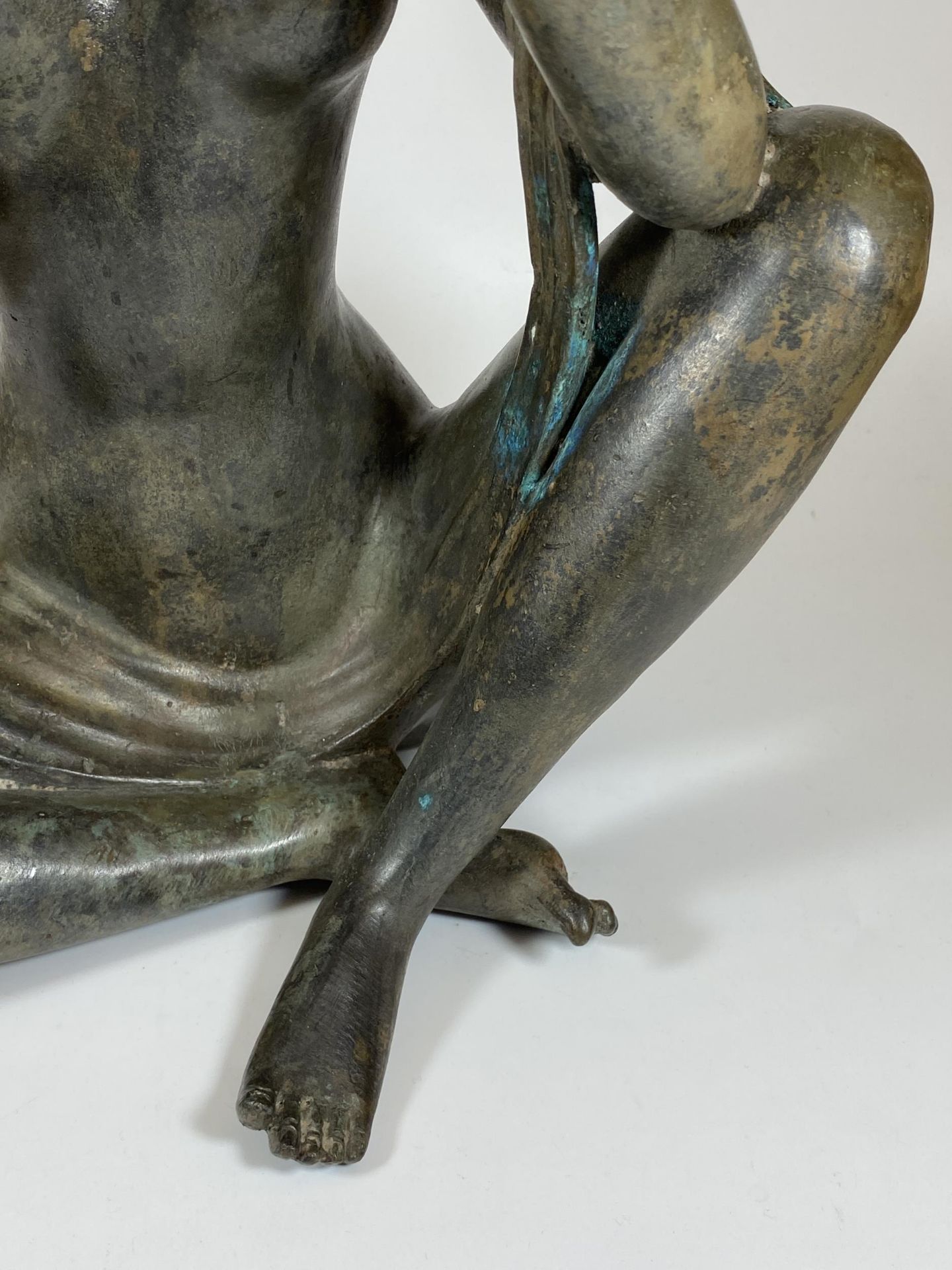 A LARGE HEAVY BRONZE MODEL OF A LADY HOLDING A MIRROR, HEIGHT 41CM - Image 5 of 9