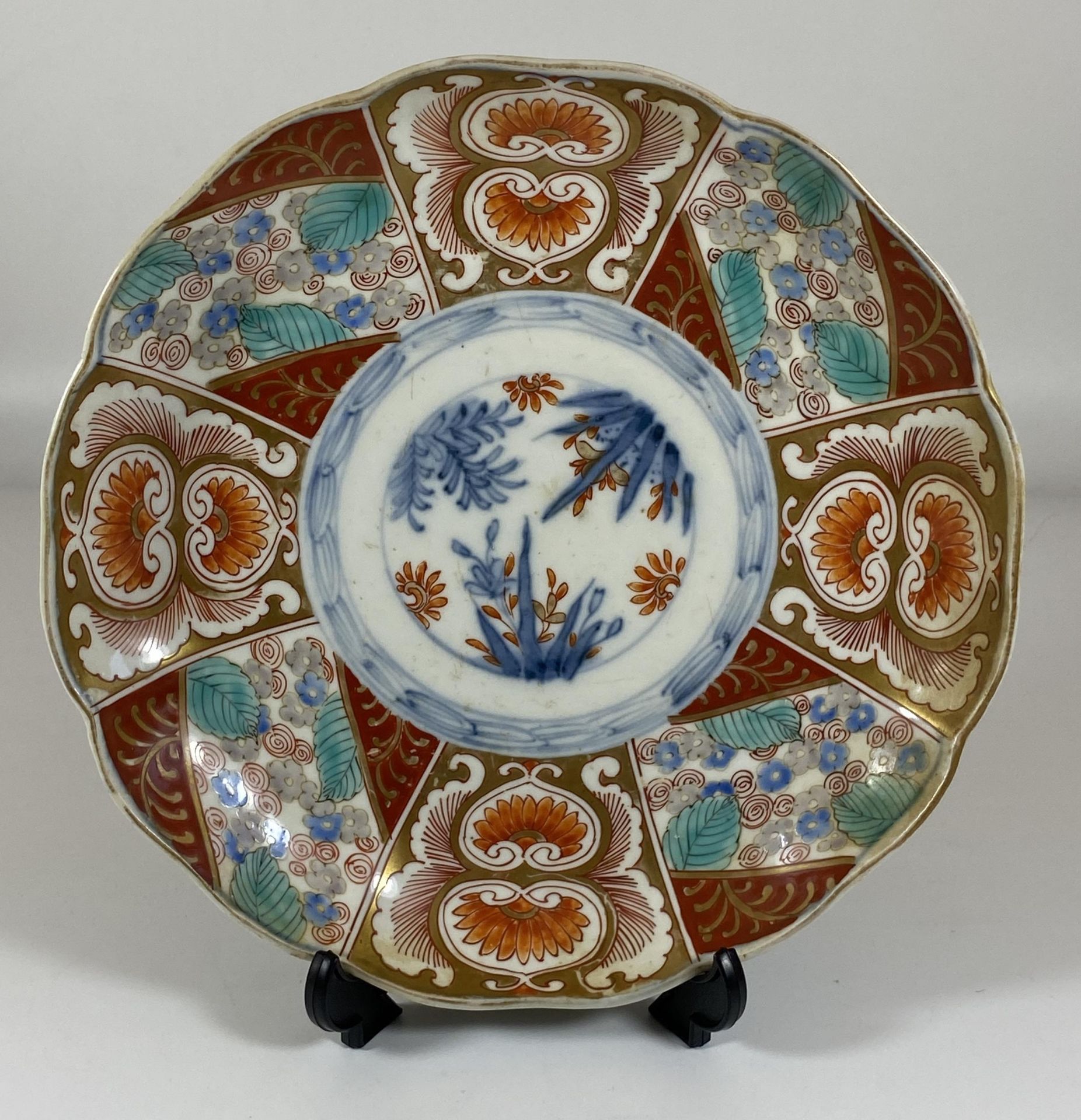 A JAPANESE MEIJI PERIOD (1868-1912) ARITA GILT IMARI PLATE, DIAMETER 21CM