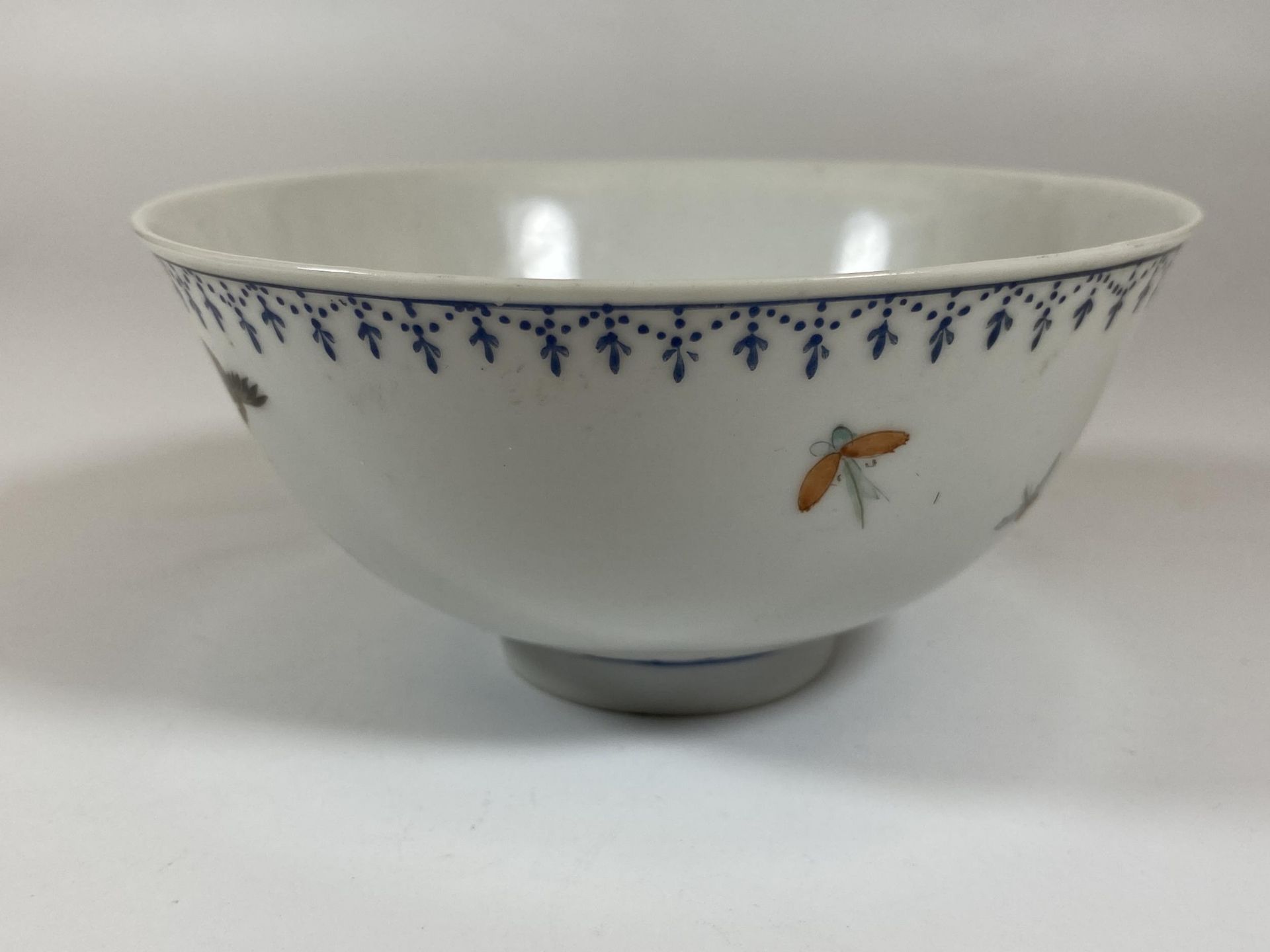 A CHINESE PORCELAIN BOWL WITH BIRD AND FLORAL DESIGN, QIANLONG SEAL MARK TO BASE, DIAMETER 12.5CM - Image 2 of 6