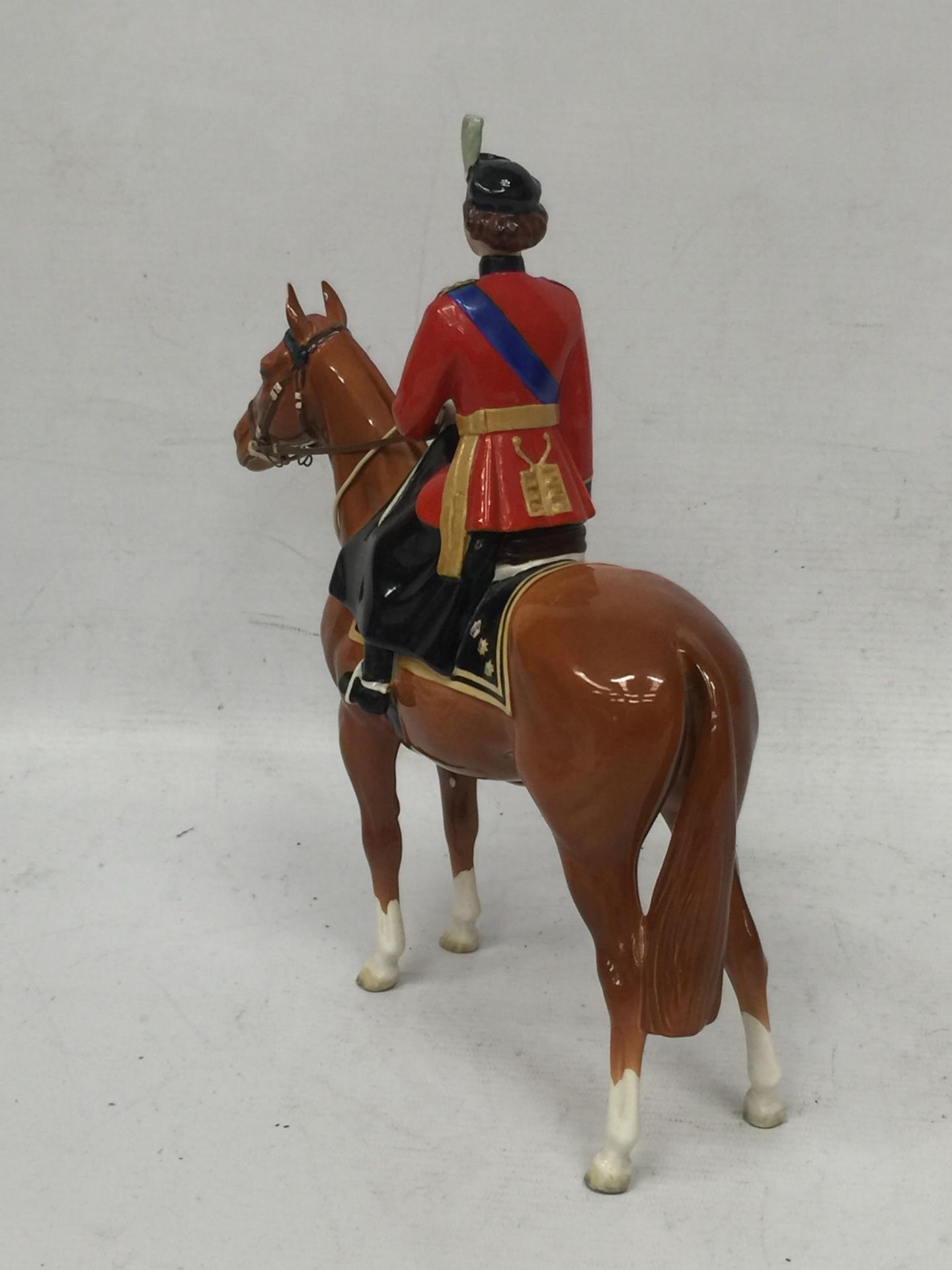 A BESWICK QUEEN ELIZABETH II ON IMPERIAL TROOPING THE COLOUR 1957 NO.1546 - Image 4 of 5