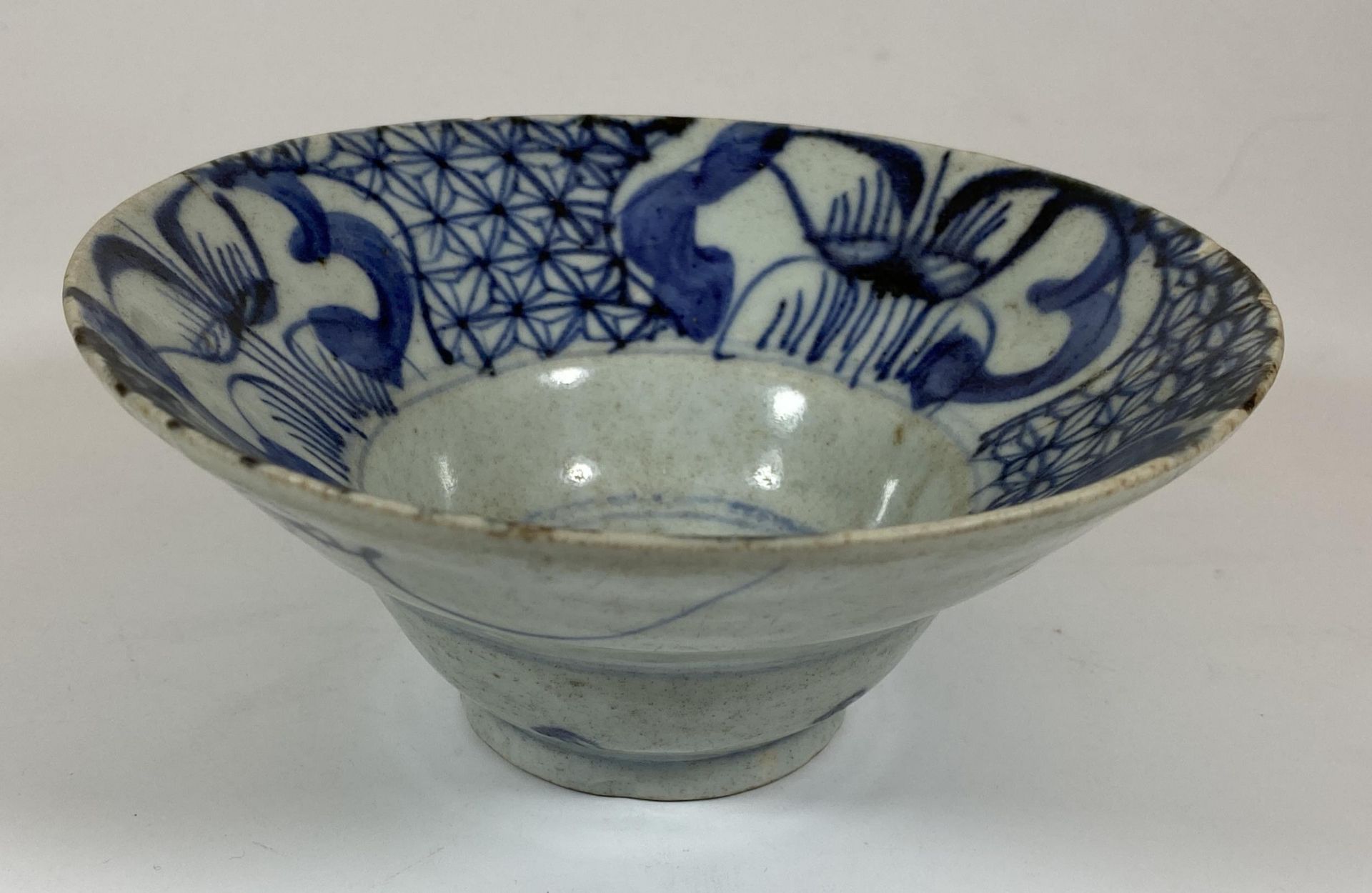 A 19TH CENTURY CHINESE QING BLUE AND WHITE PORCELAIN FOOTED BOWL, DIAMETER 15.5CM