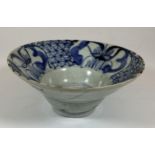 A 19TH CENTURY CHINESE QING BLUE AND WHITE PORCELAIN FOOTED BOWL, DIAMETER 15.5CM
