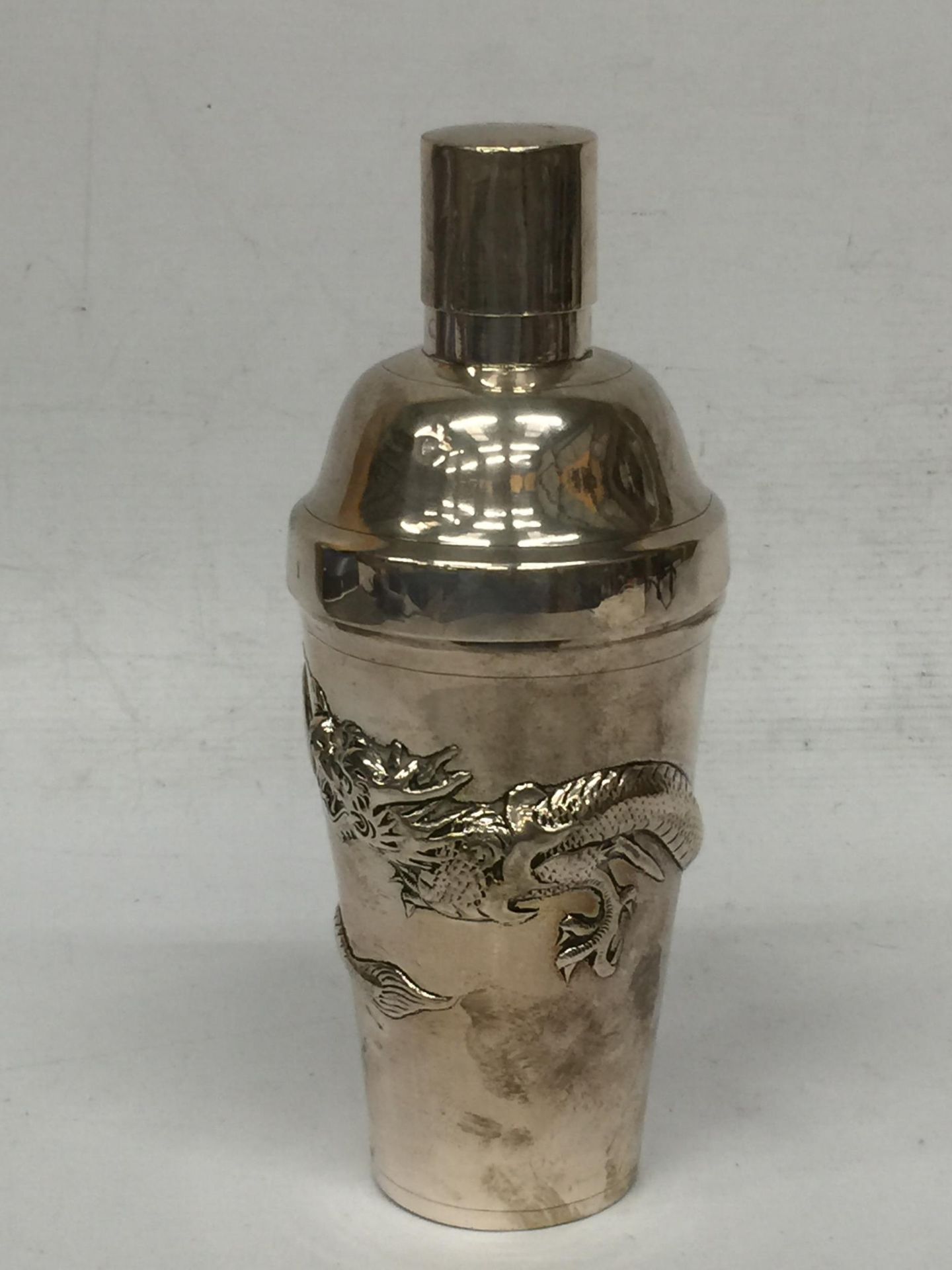 A BELIEVED SILVER CHINESE NANKING COCKTAIL SHAKER WITH DRAGON APPLIED DESIGN - Bild 2 aus 5