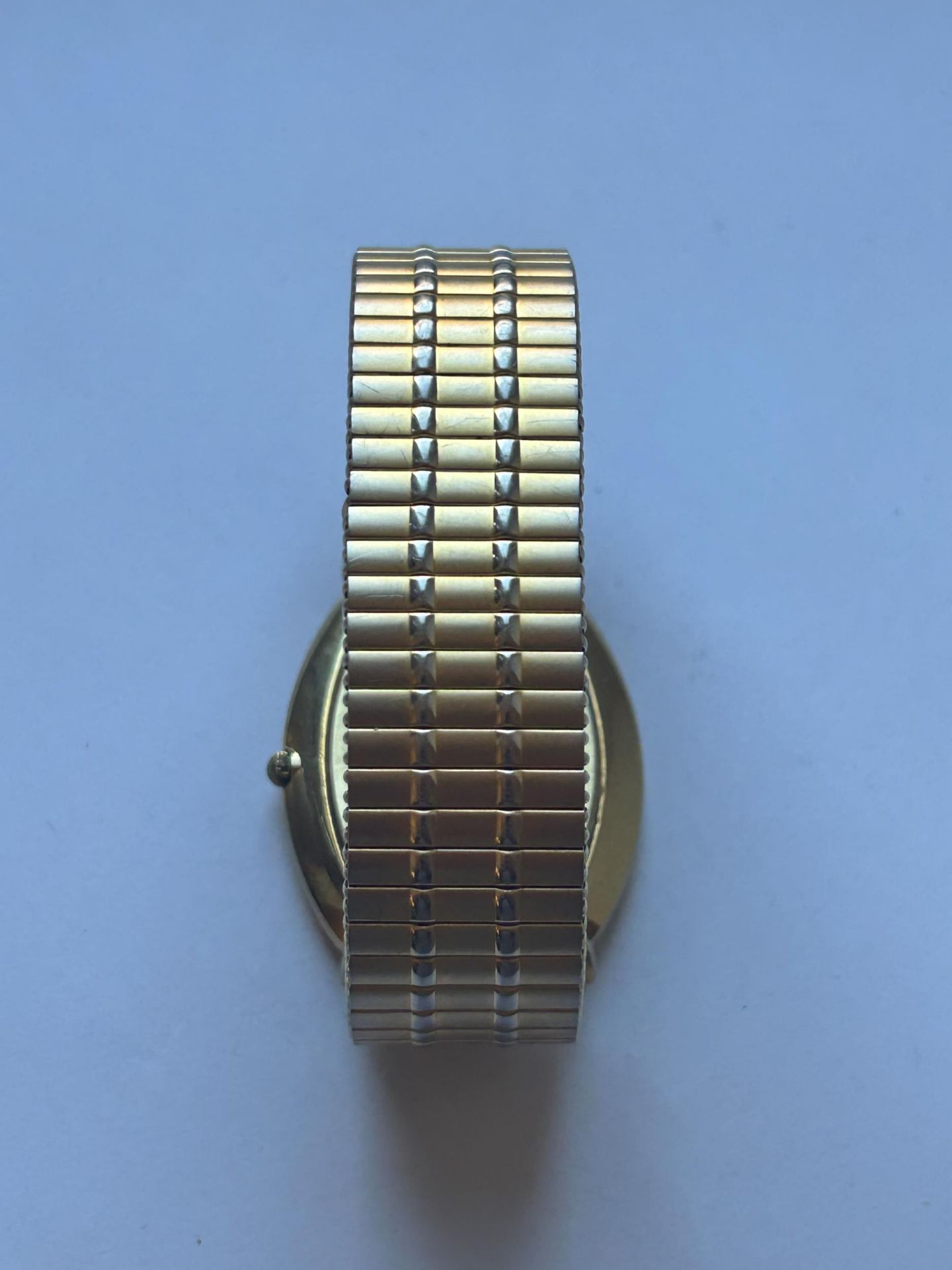 A GENTS LONGINES GOLD PLATED QUARTZ WRIST WATCH ON AN EXPANDING BRACELET (WORKING AT TIME OF - Bild 3 aus 4