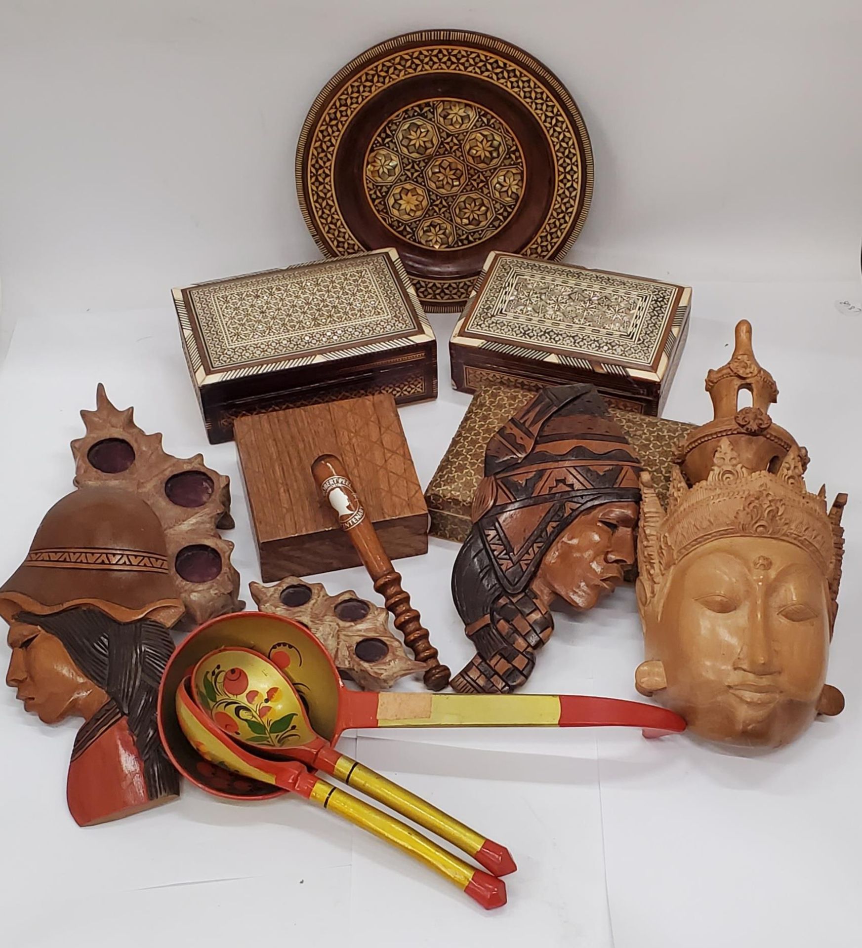 A QUANTITY OF TREEN ITEMS TO INCLUDE BOXES, TWO INLAID WITH MOTHER OF PEARL, A MASK, WALL PLAQUES,