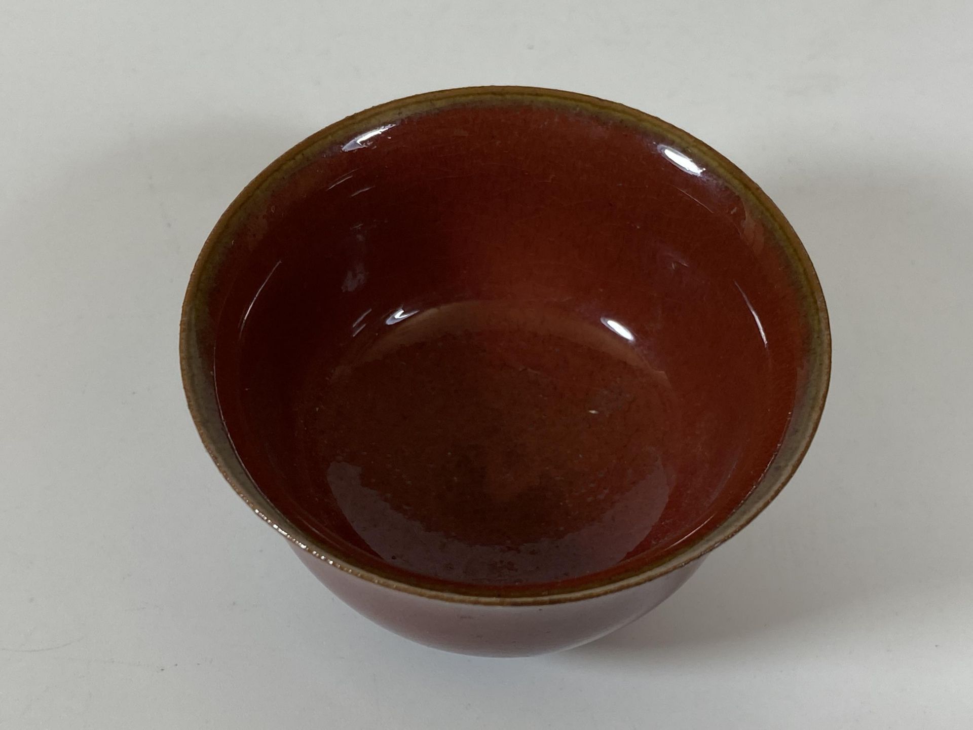 A CHINESE SANG DE BOEUF PORCELAIN TEA BOWL, DIAMETER 7CM - Image 2 of 5