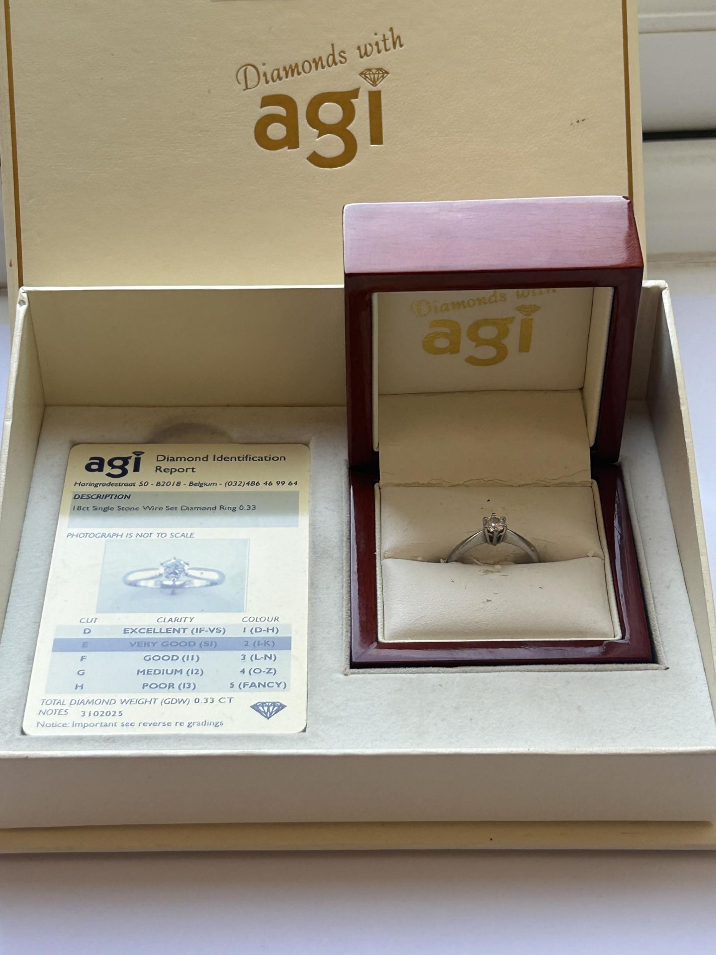 AN 18 CARAT WHITE GOLD DIAMOND SOLITAIRE RING WITH A 0.33 CARAT DIAMOND WITH A 'VERY GOOD' QUALITY E - Bild 4 aus 4
