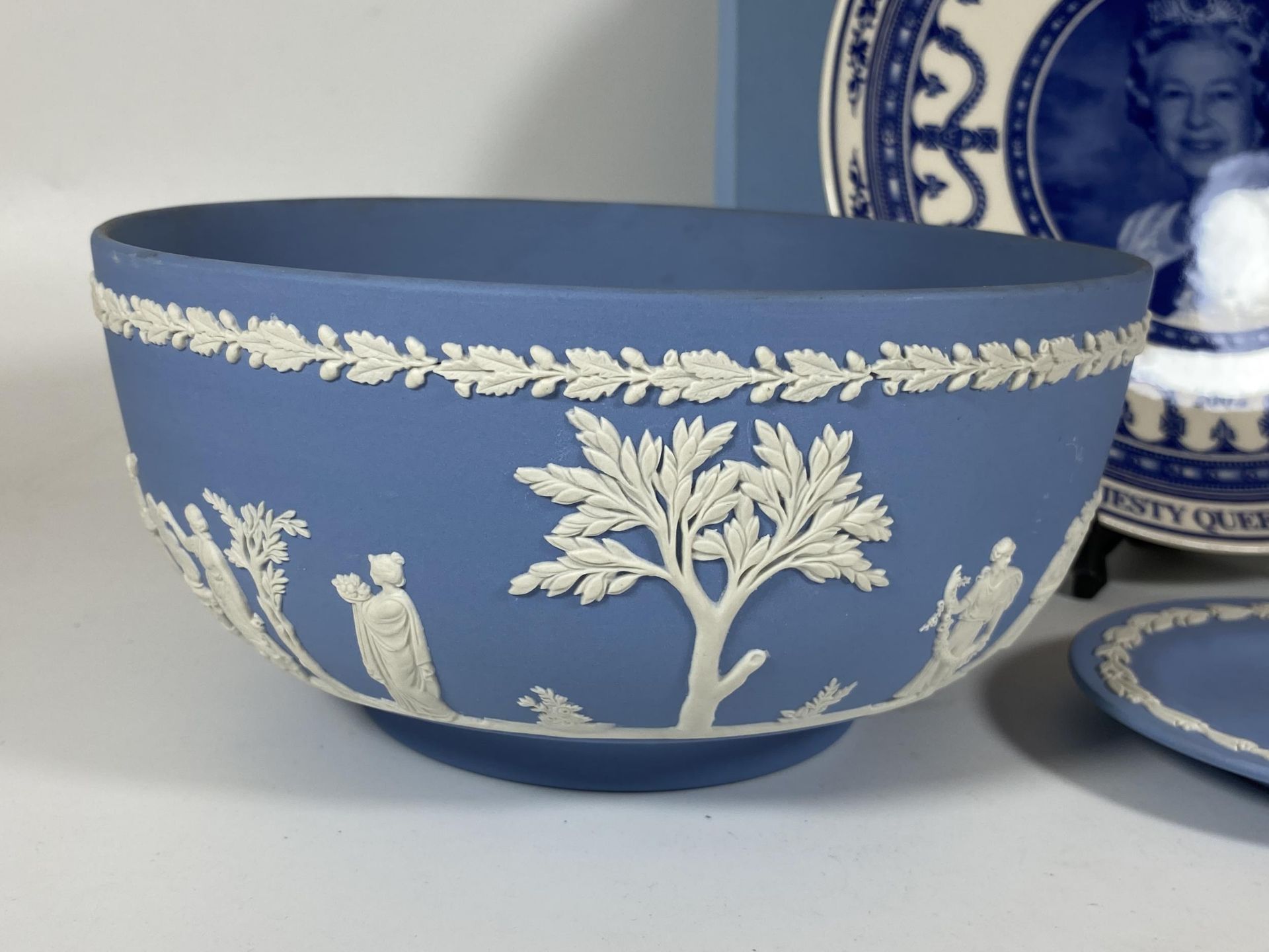 A GROUP OF THREE WEDGWOOD ITEMS - JASPERWARE FRUIT BOWL AND PIN DISH AND BOXED GOLDEN JUBILEE PLATE - Image 2 of 4