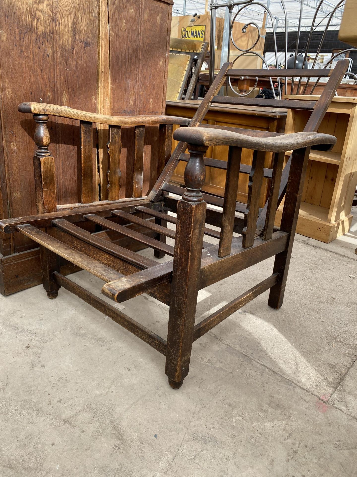 AN EARLY 20TH CENTURY OAK RECLINING CHAIR FRAME - Image 2 of 2