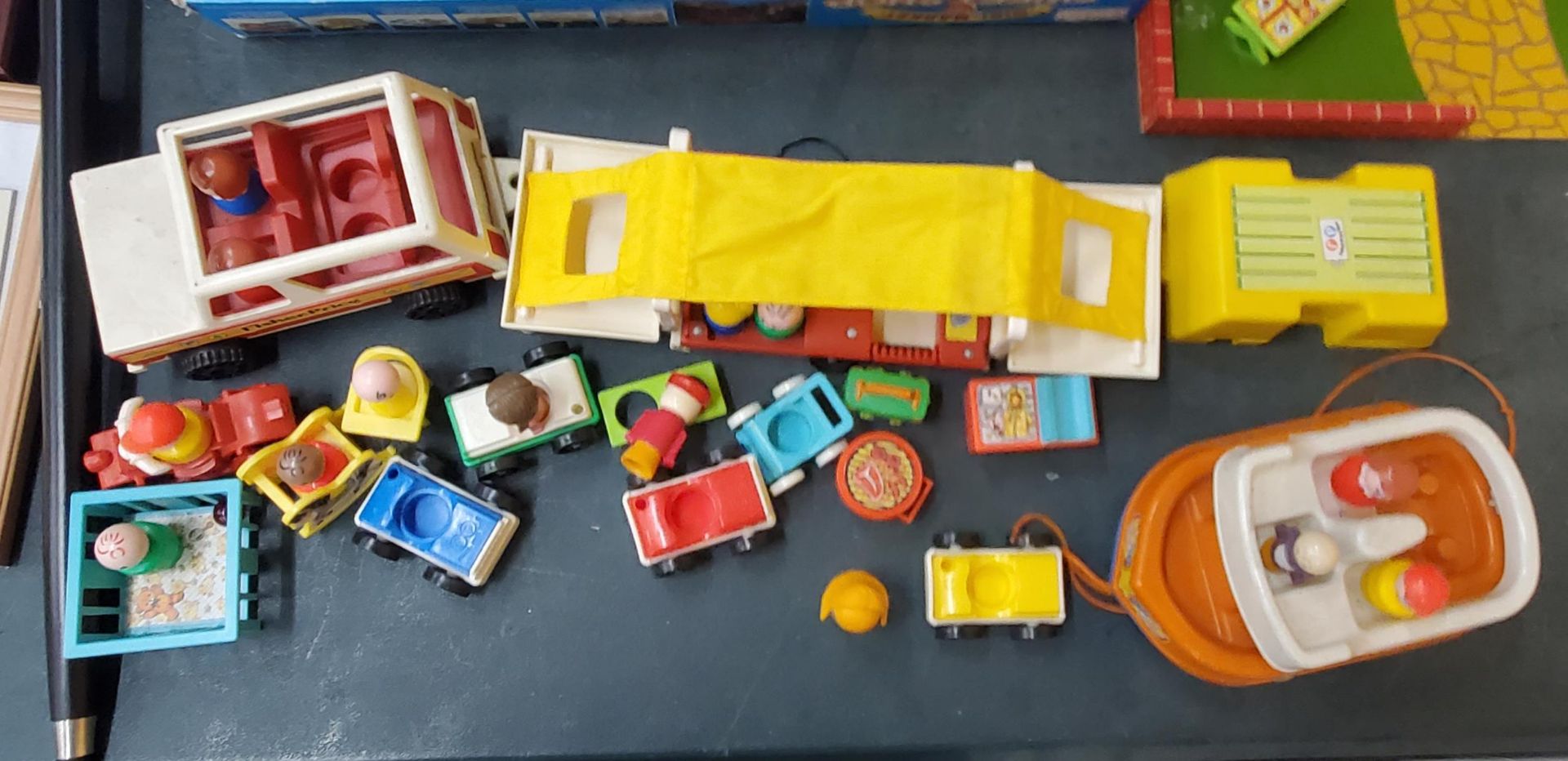 A LARGE QUANTITY OF VINTAGE FISHER PRICE CHILDREN'S TOYS TO INCLUDE A FARM, A TRAILER TENT, A - Bild 4 aus 4