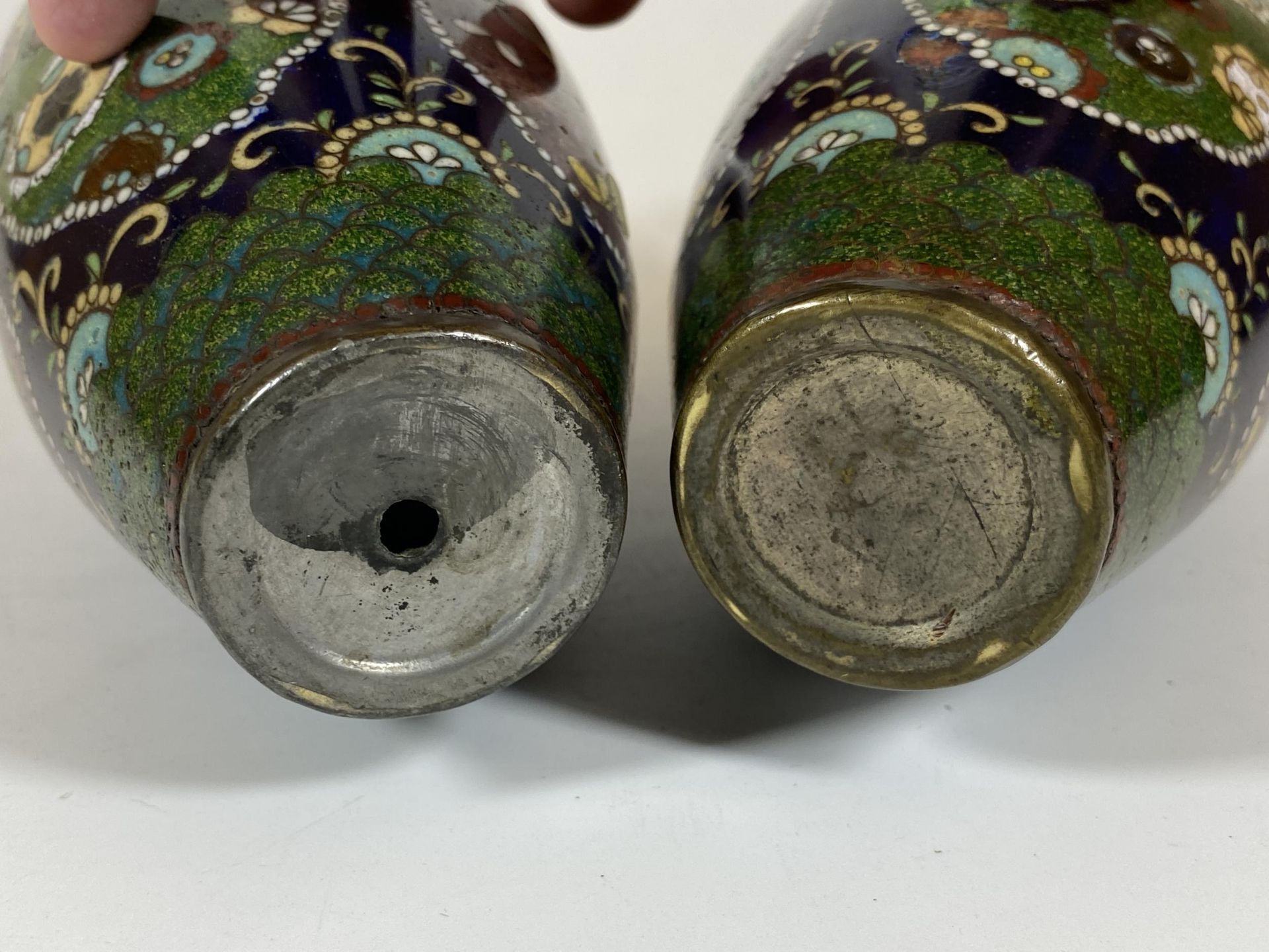 A PAIR OF JAPANESE MEIJI PERIOD (1868-1912) BUTTERFLY DESIGN CLOISONNE VASES, HEIGHT 19CM - Image 3 of 4