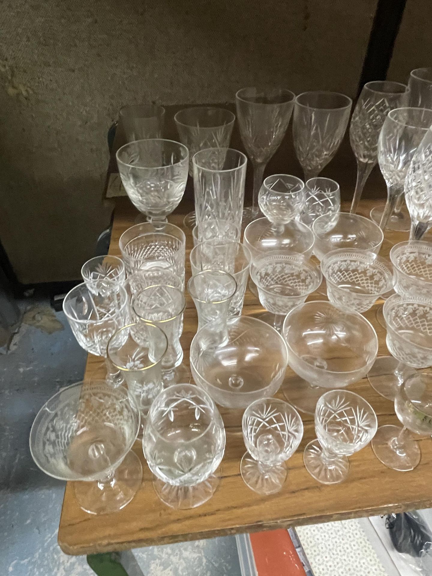 A LARGE COLLECTION OF CUT AND FURTHER GLASS DRINKING GLASSES - Image 2 of 5