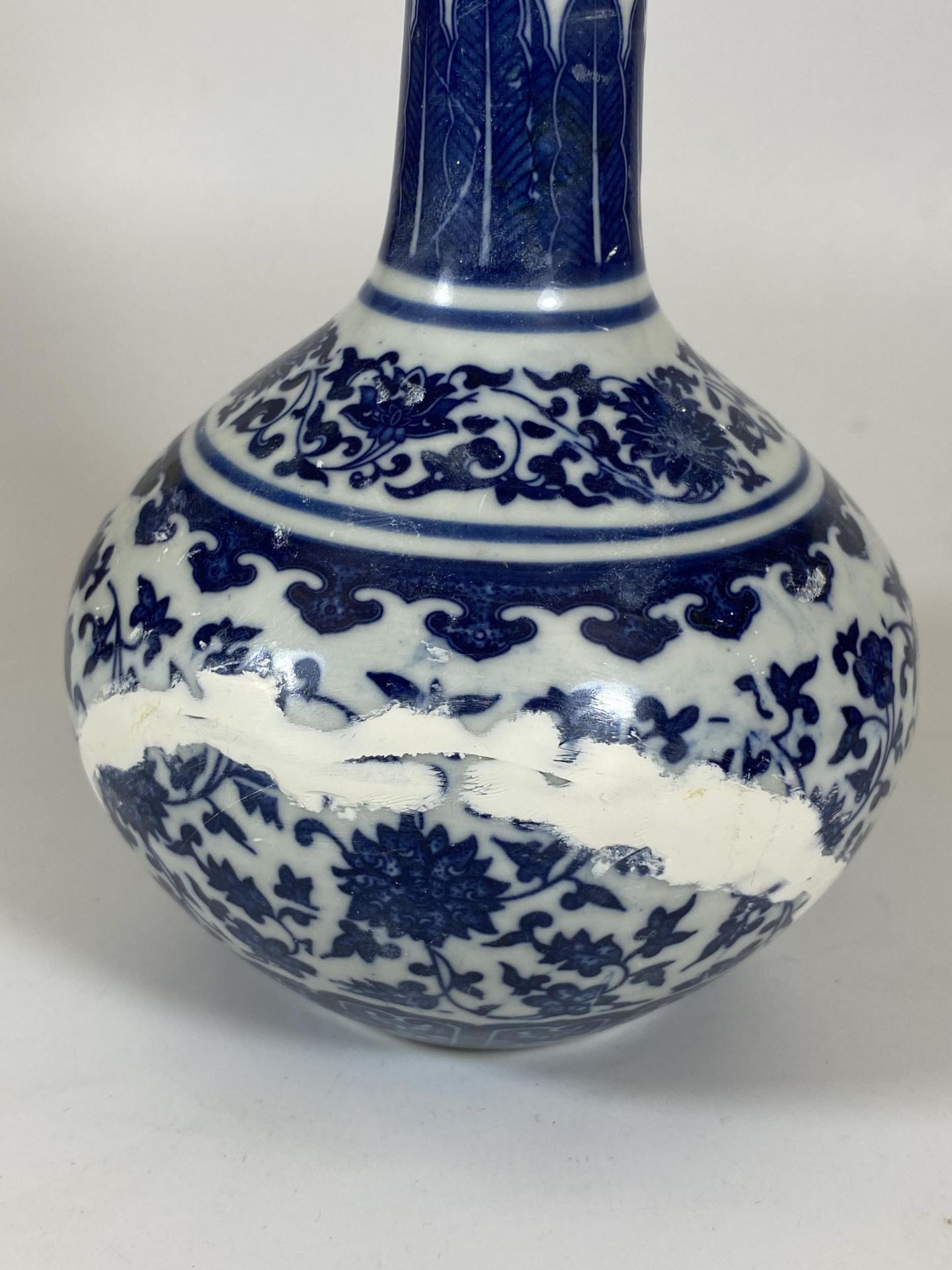 A QING STYLE CHINESE BLUE AND WHITE FLORAL BOTTLE VASE, QIANLONG MARK TO BASE, HEIGHT 23CM - Image 3 of 5