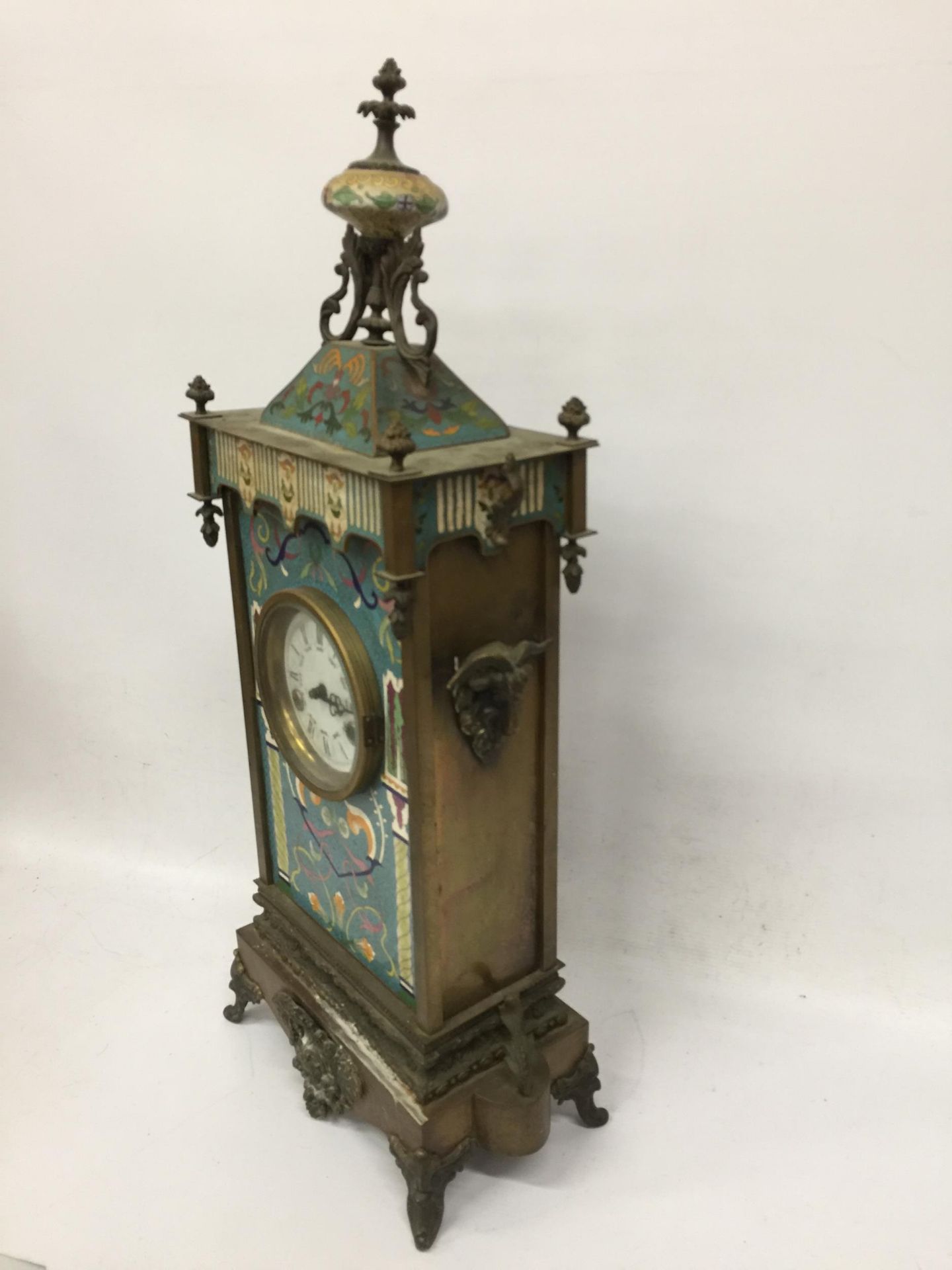 AN ART NOUVEAU CLOISONNE AND BRASS CHIMING MANTLE CLOCK WITH RAM HEAD SIDE DESIGN - Image 5 of 8