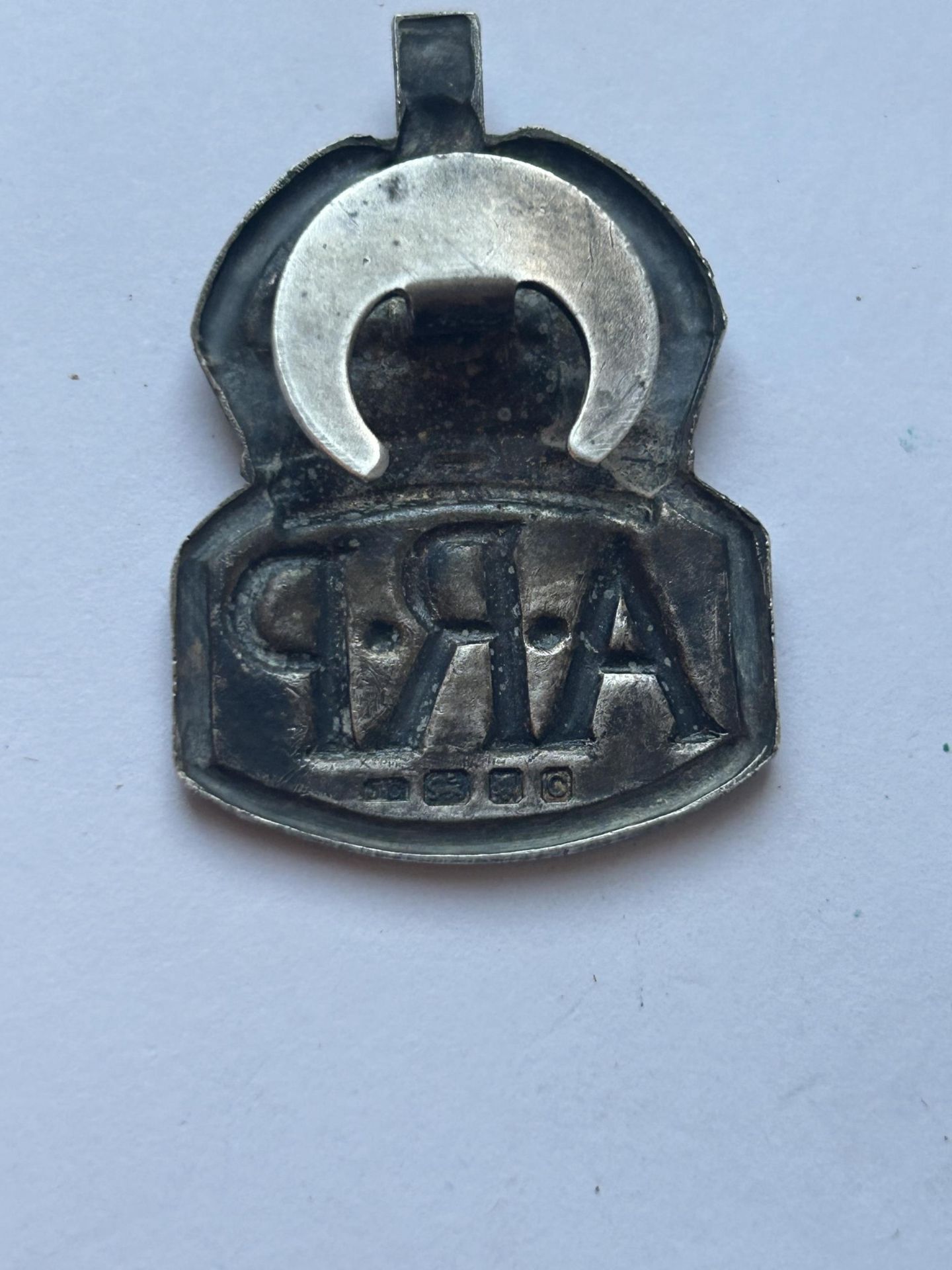 A HALLMARKED LONDON 1938 SILVER A-R-P BADGE - Image 2 of 3