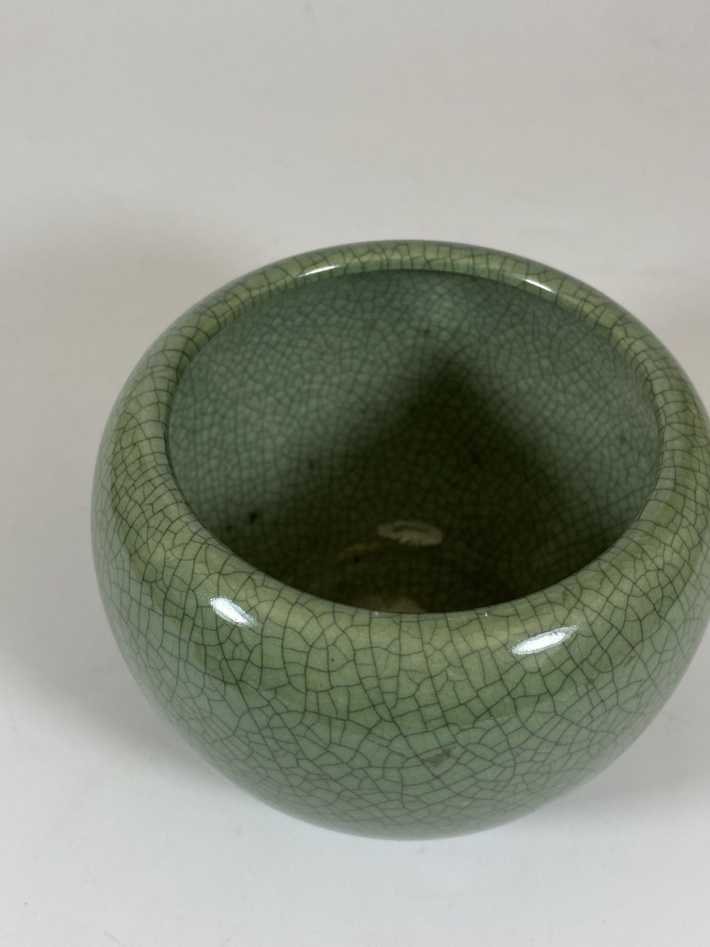 A CHINESE CELADON CRACKLE GLAZE PORCELAIN POT / VASE, HEIGHT 9.5CM - Image 2 of 6