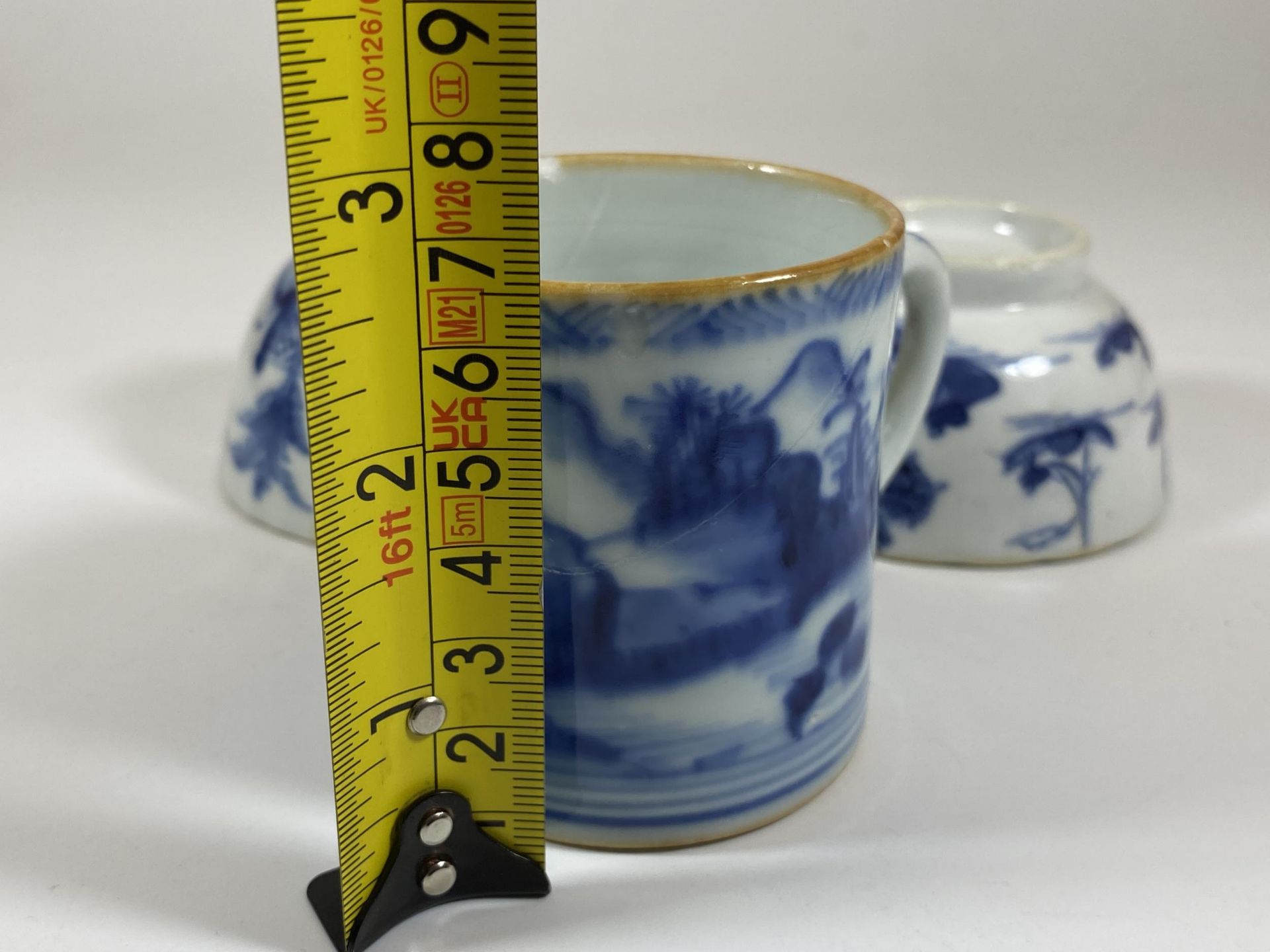 A GROUP OF THREE 19TH CENTURY CHINESE BLUE AND WHITE ITEMS, TWO TEA BOWLS AND SMALL MUG - Image 5 of 5