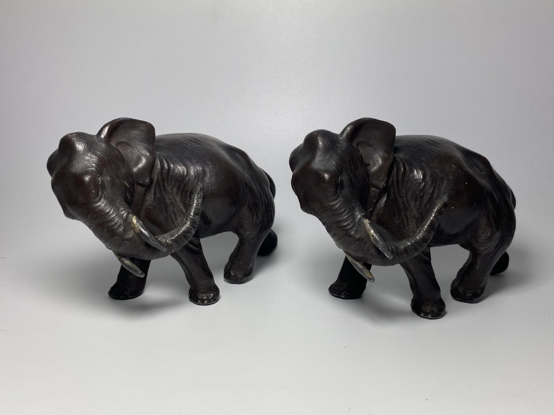 A PAIR OF EARLY 20TH CENTURY JAPANESE METAL MODELS OF ELEPHANTS, 10 X 14CM