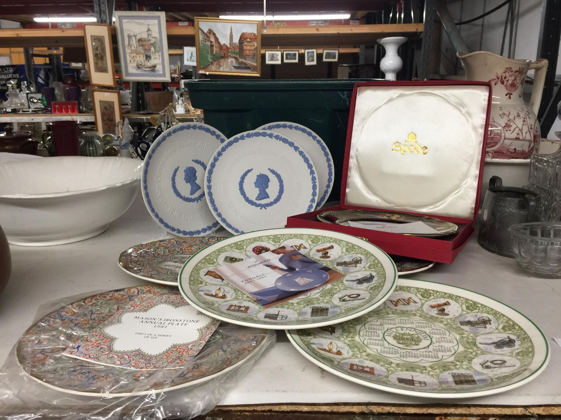 A COLLECTION OF CABINET PLATES, WEDGWOOD JASPERWARE, BOXED SPODE GREAT EXPLORERS COLLECTION ETC