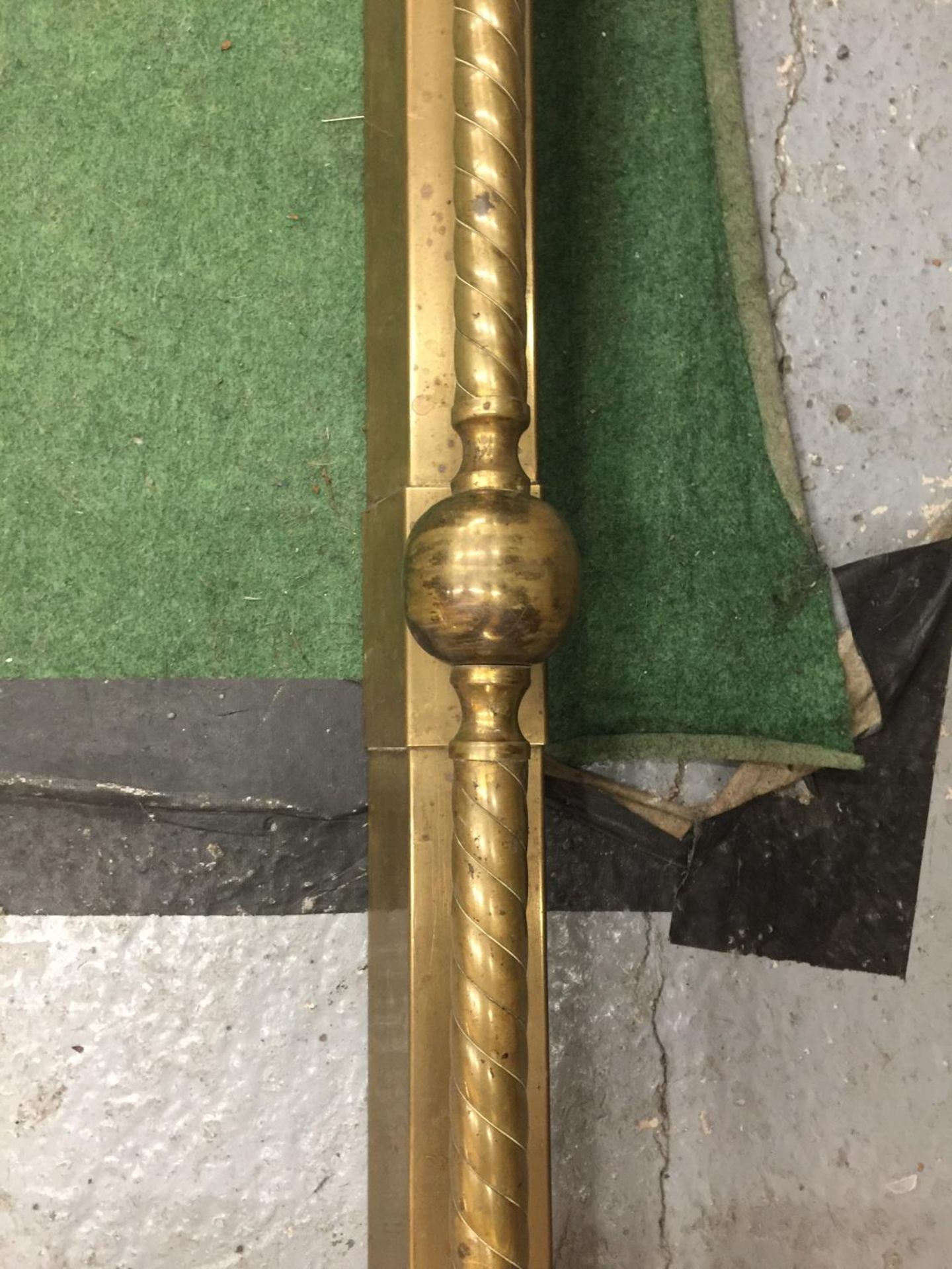 A SUBSTANTIAL BRASS FIRE FENDER - Image 3 of 3