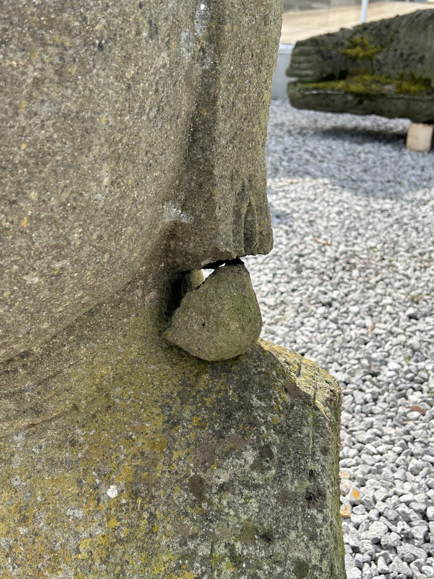 A LARGE RECONSTITUTED STONE BUDDHIST DIETY FIGURE - HEIGHT 150 CM, DEPTH 50 CM (SLIGHT A/F TO EAR - Bild 5 aus 6