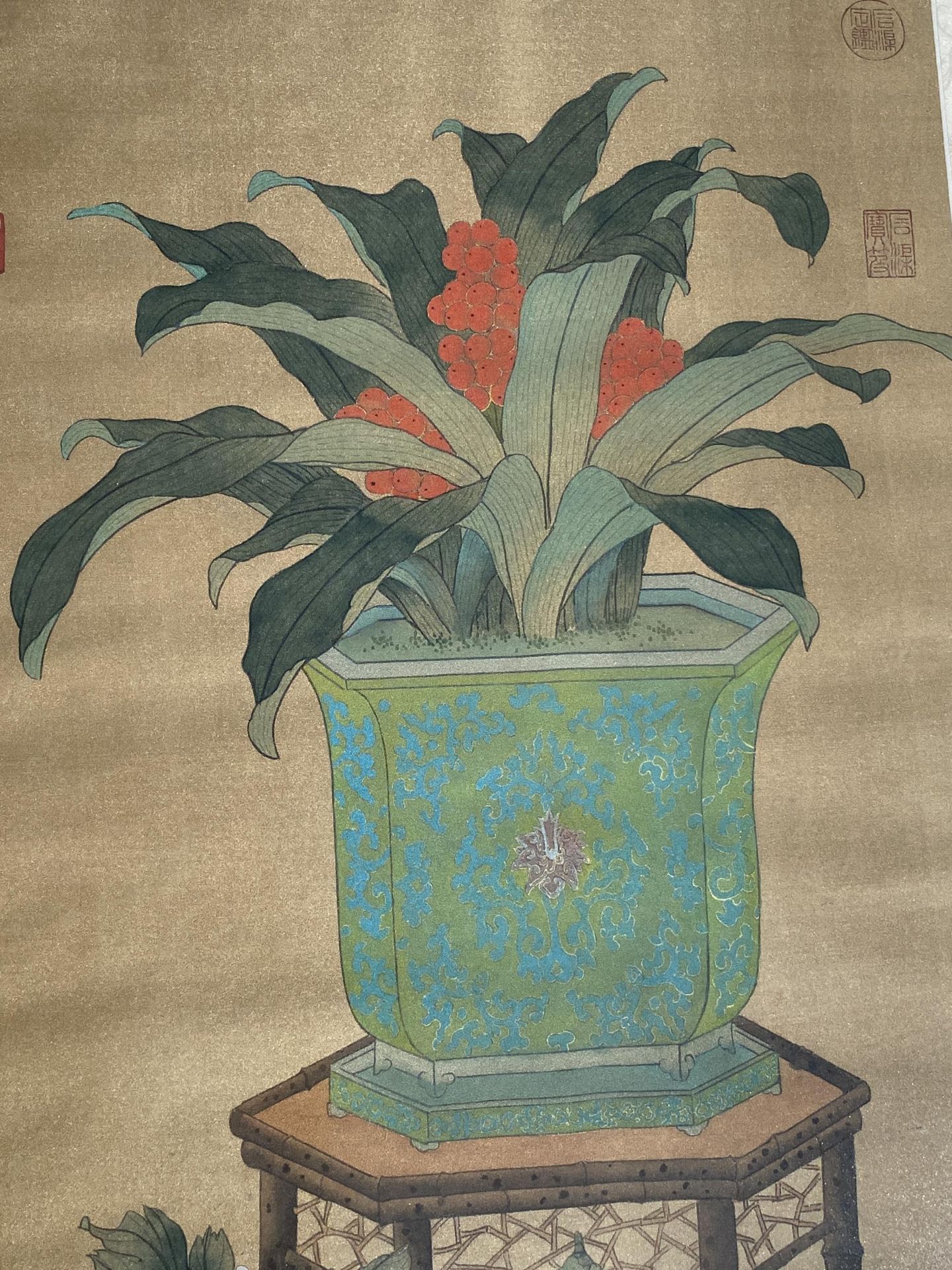 A LARGE FRAMED ORIENTAL SILK PAINTING OF A VASE ON STAND, SIGNED WITH SEAL MARKS, 119 X 61CM - Image 3 of 7