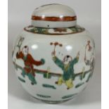 A CHINESE FAMILLE VERTE LIDDED GINGER JAR WITH BOYS AT PLAY DESIGN, HEIGHT 16CM