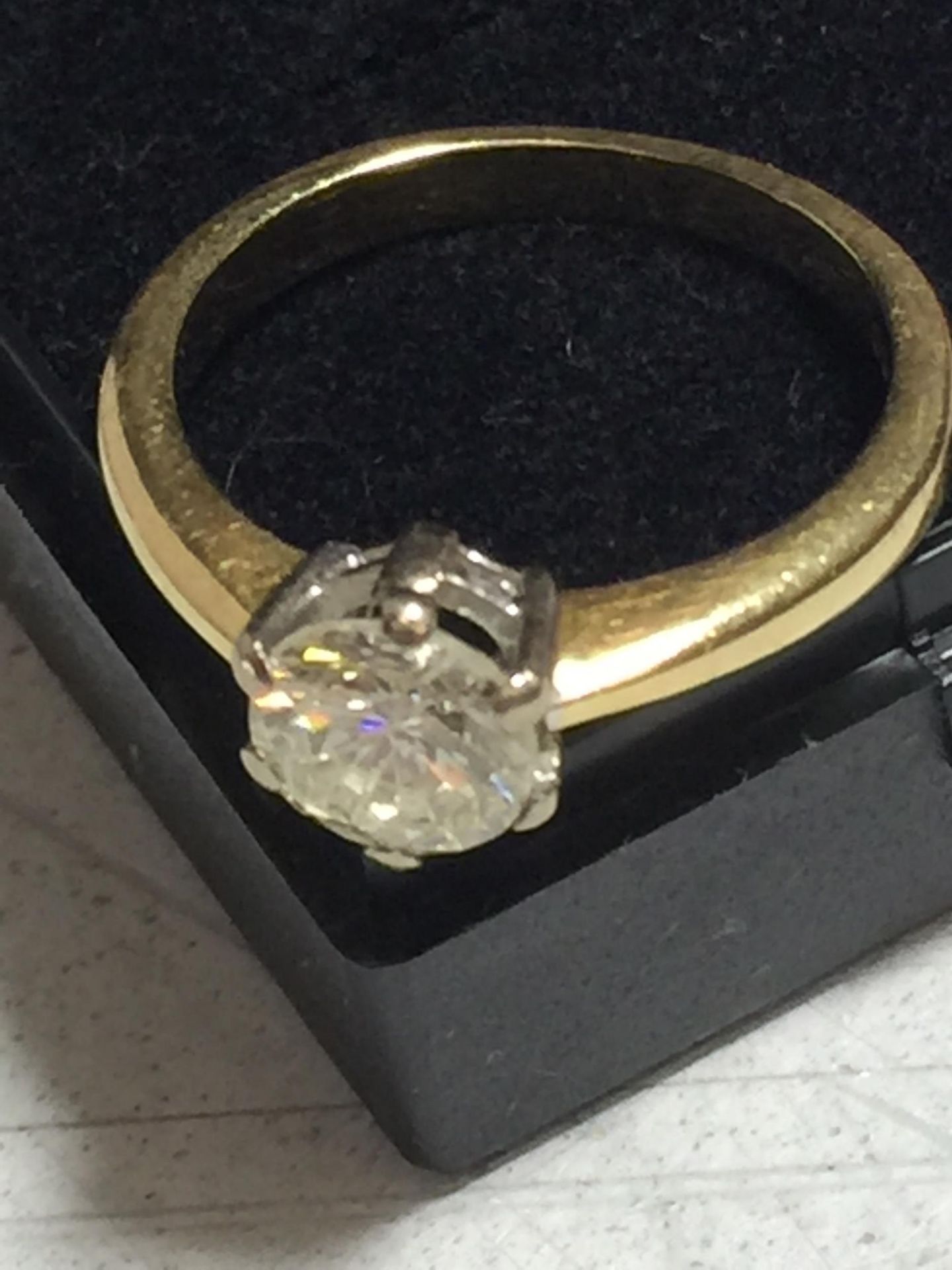 AN 18CT GOLD DIAMOND SOLITAIRE WITH 1 CARAT (APPROX) DIAMOND, SIZE K AND A HALF - Image 3 of 4