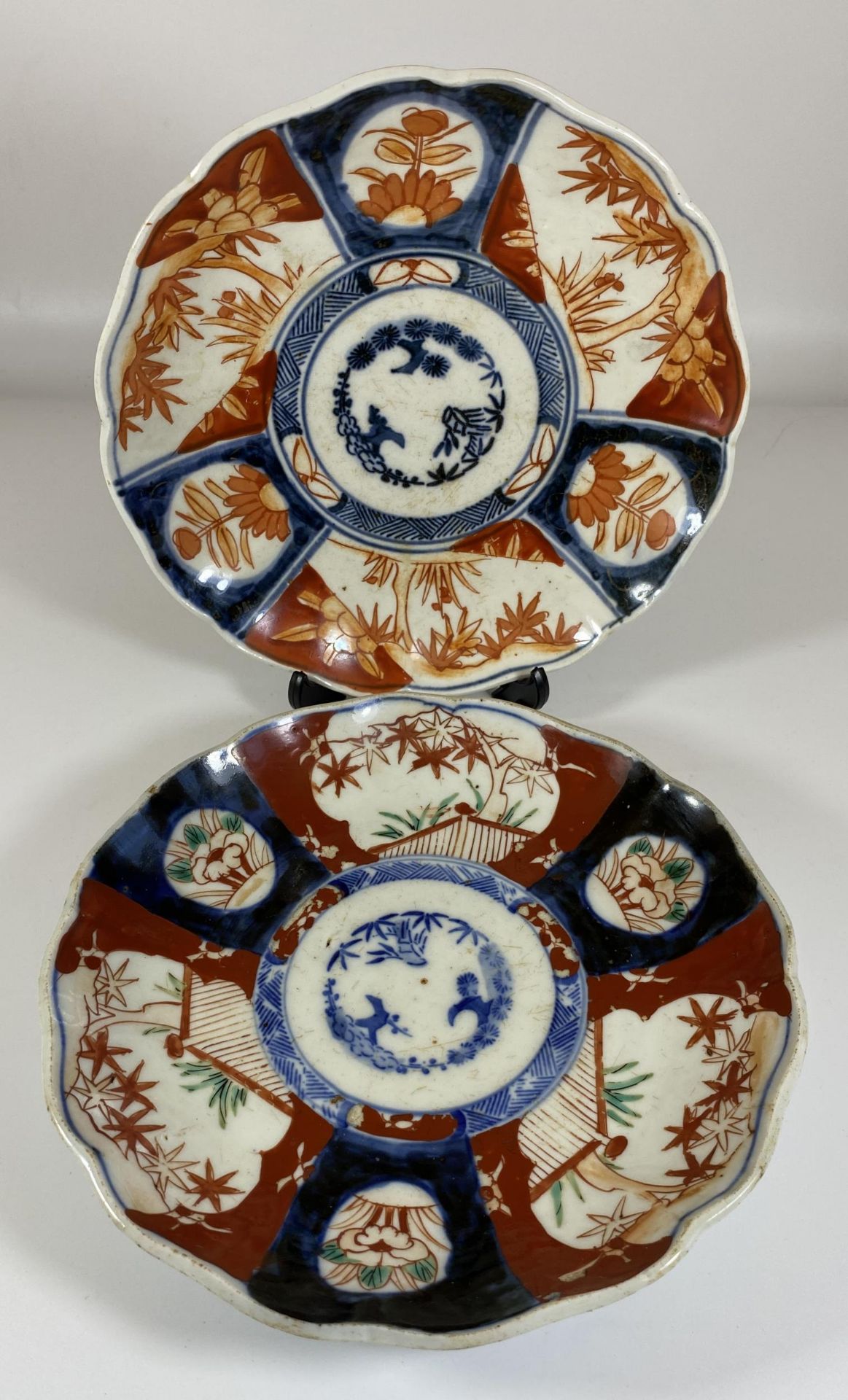 A PAIR OF JAPANESE MEIJI PERIOD (1868-1912) IMARI SCALLOPED RIM PLATES, DIAMETER 22CM