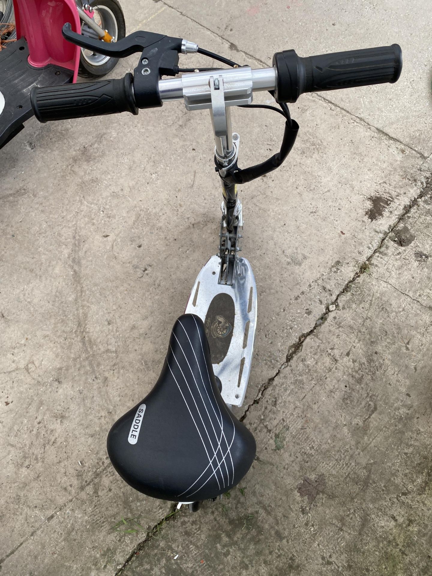 AN ELECTRIC SCOOTER - Image 3 of 3
