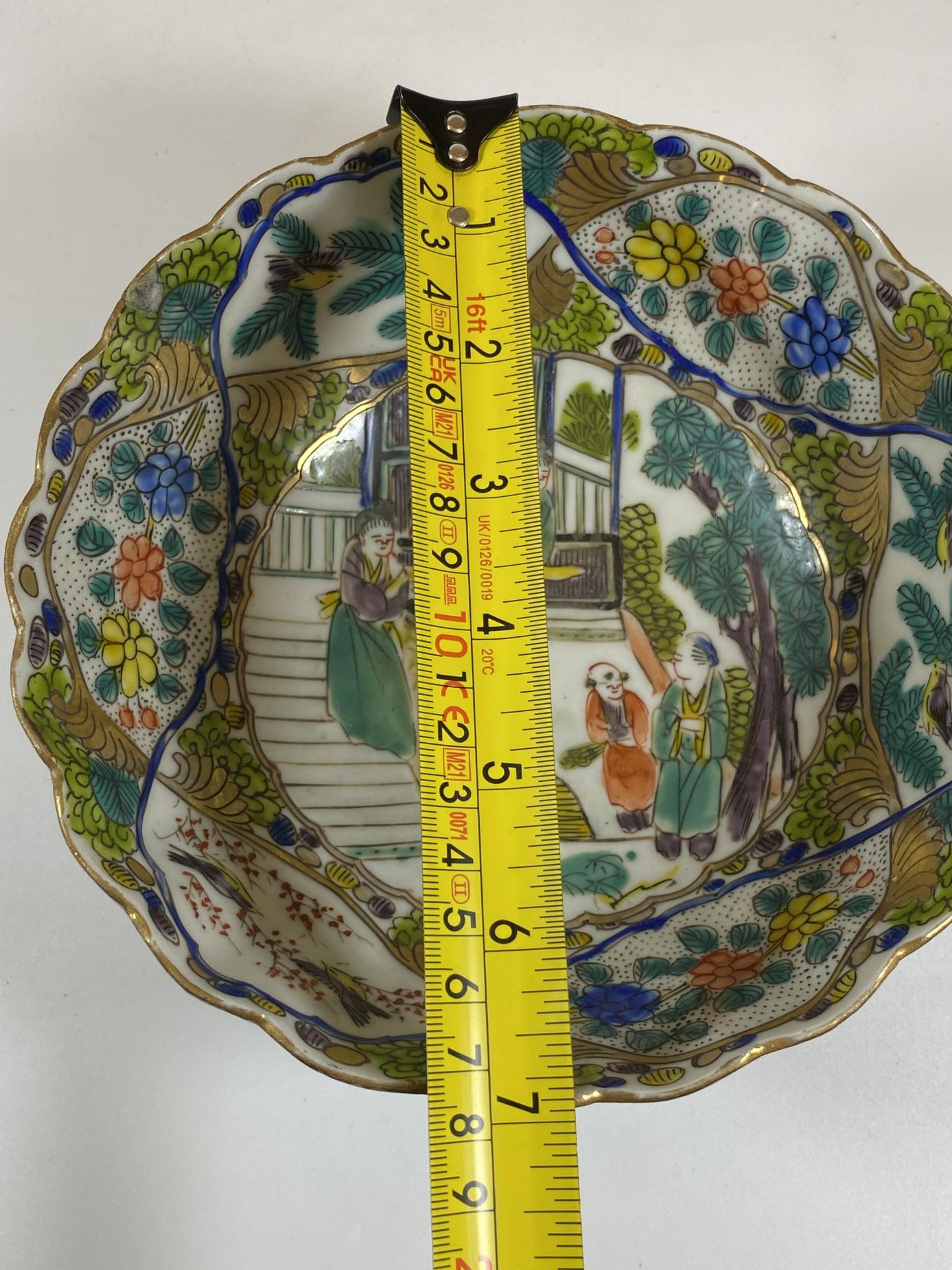 A CHINESE FAMILLE VERTE ENAMEL DESIGN BOWL WITH FIGURAL INNER DESIGN, DIAMETER 17.5CM - Image 5 of 5