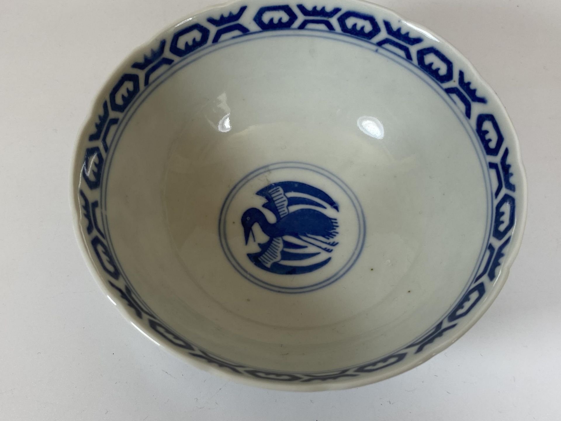 A CHINESE BLUE AND WHITE PHOENIX DESIGN BOWL, FOUR CHARACTER MARK TO BASE, DIAMETER 13CM - Bild 2 aus 4