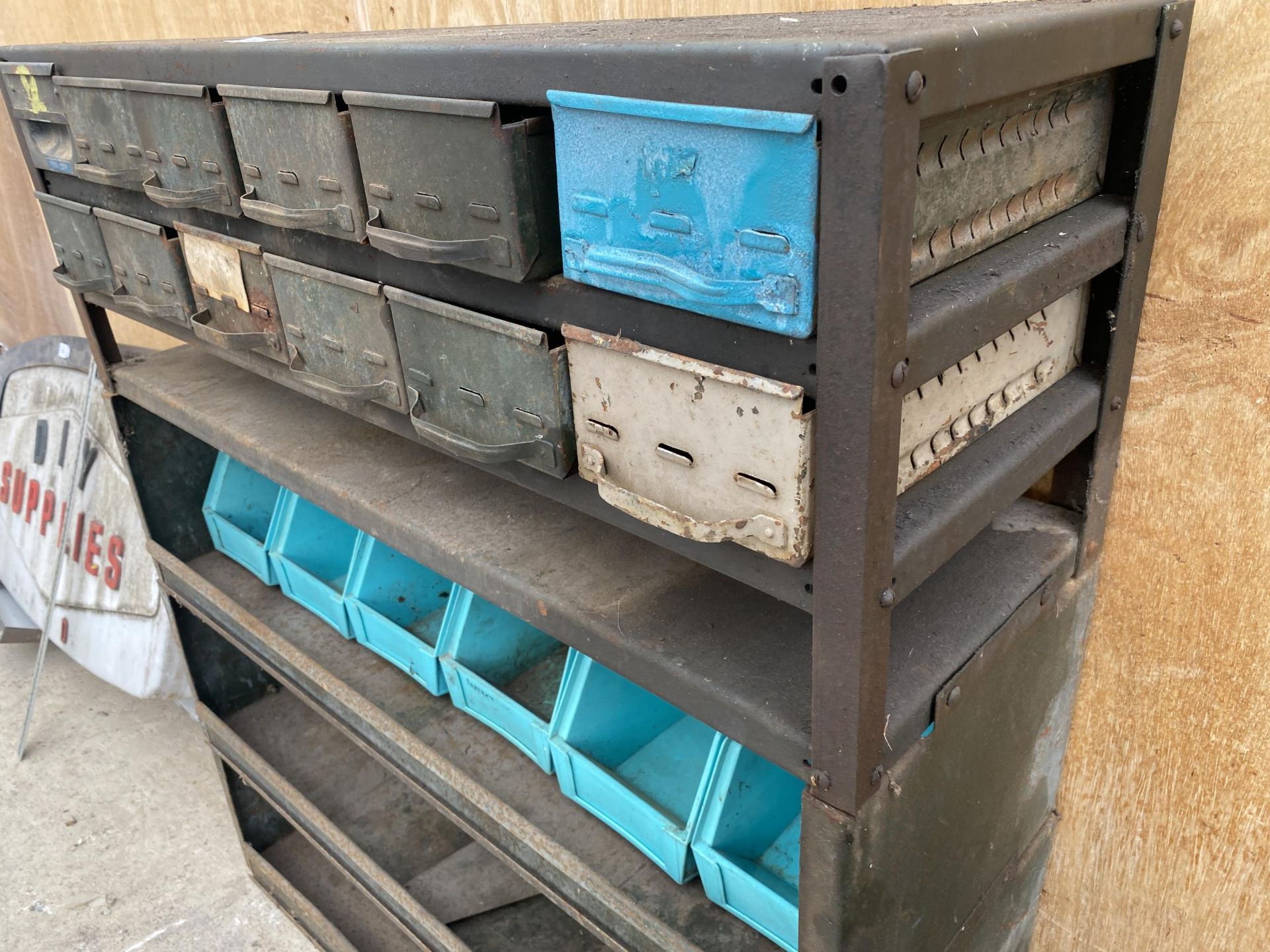A VINTAGE TOOL STORAGE UNIT WITH UPPER INDIVIDUAL TRAY DRAWERS AND LOWER SHELVES - Bild 5 aus 6