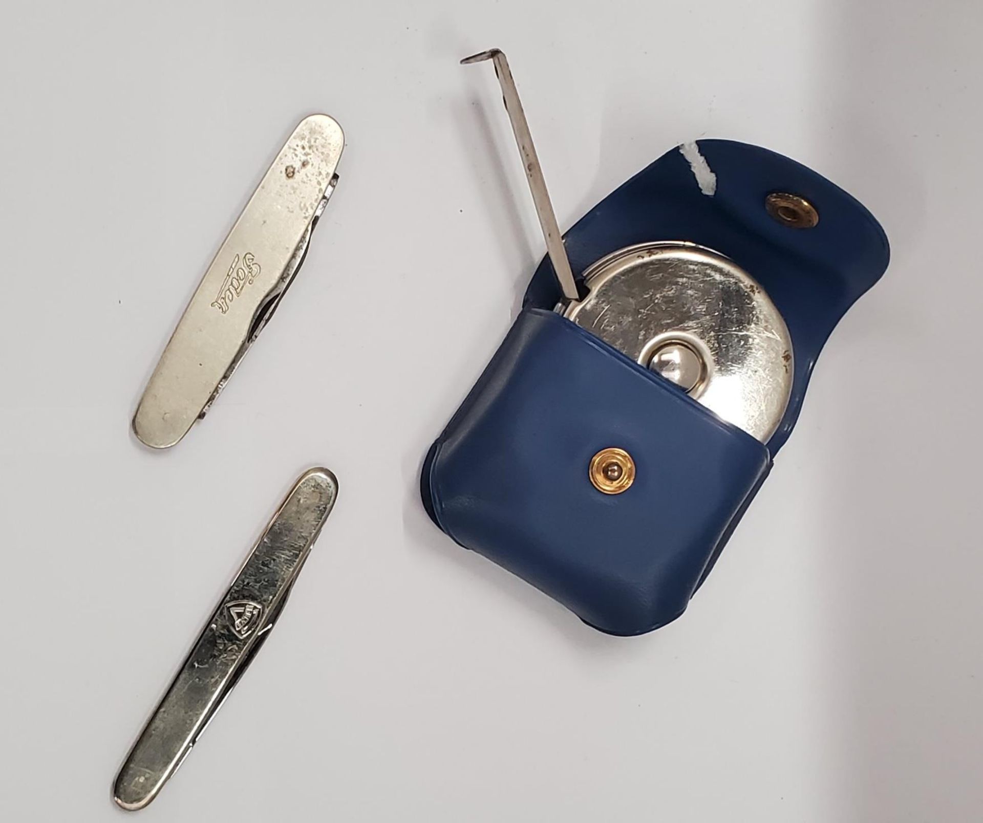 TWO VINTAGE PENKNIVES TO INCLUDE A FODEN AND FINA PLUS A 'RUSHOLME MOTOR CO.' TAPE MEASURE