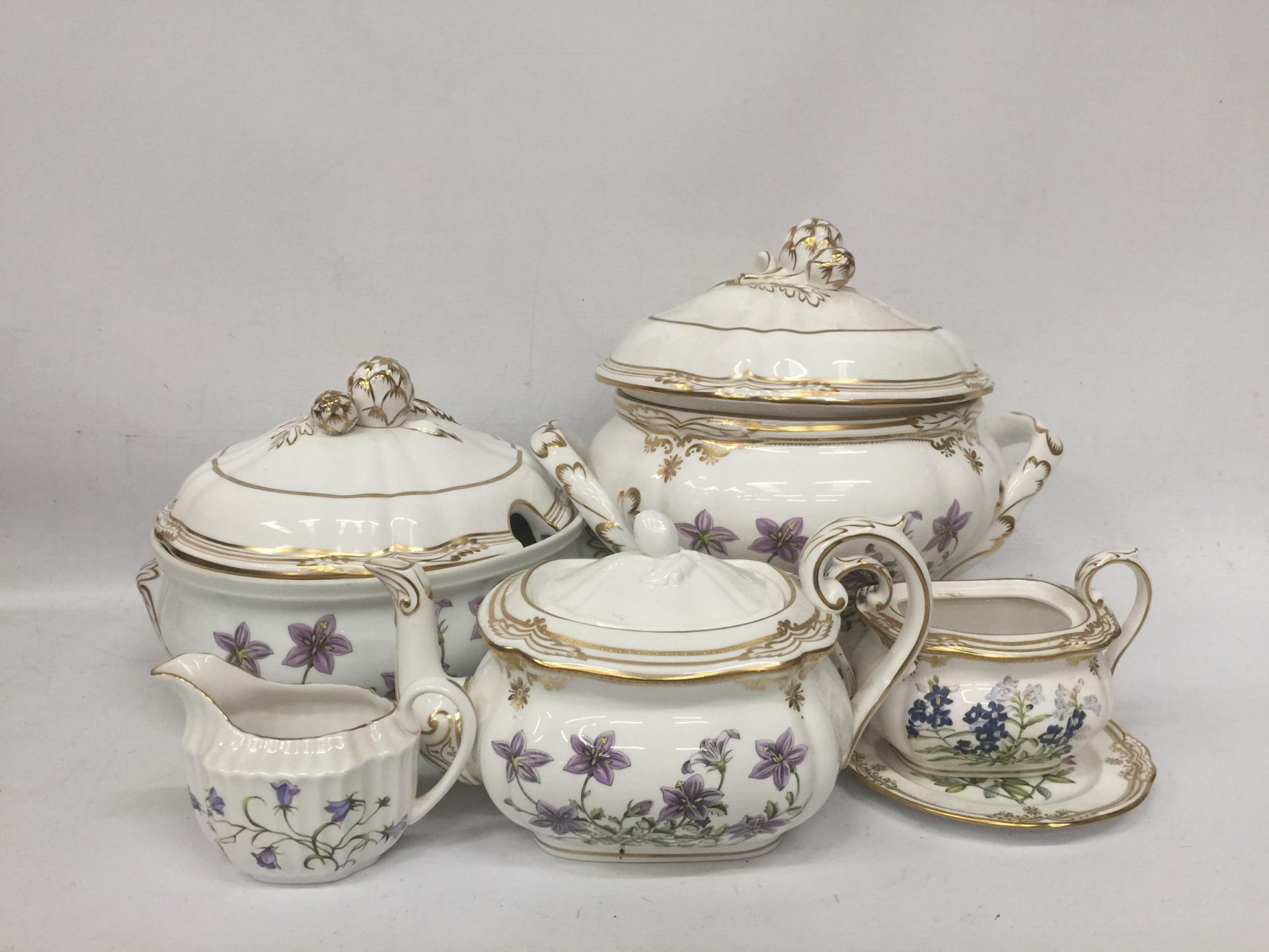 A COLLECTION OF SPODE CANTERBURY AND STAFFORD DLOWERS DINNER SERVICE ITEMS