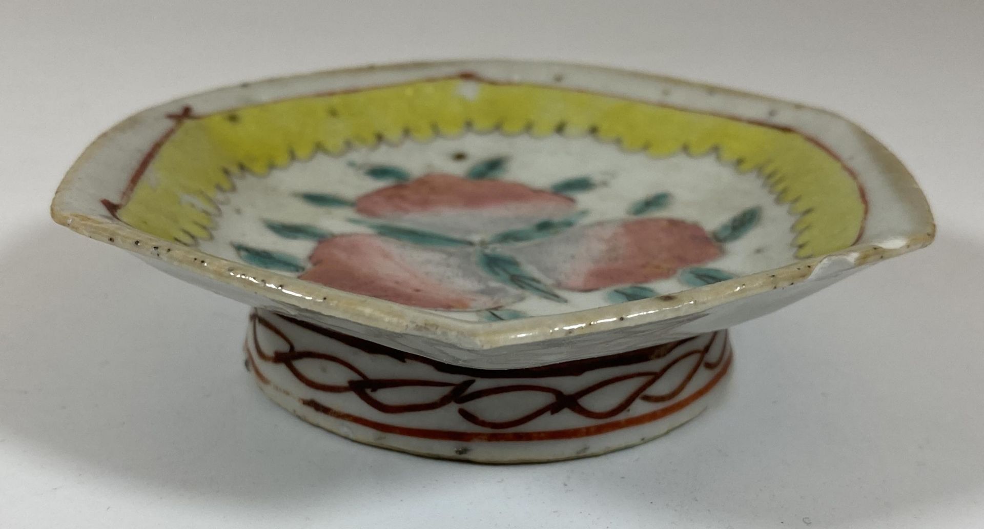 A 19TH CENTURY CHINESE FAMILLE JAUNE PEACH BLOSSOM FOOTED DISH, DIAMETER 10CM