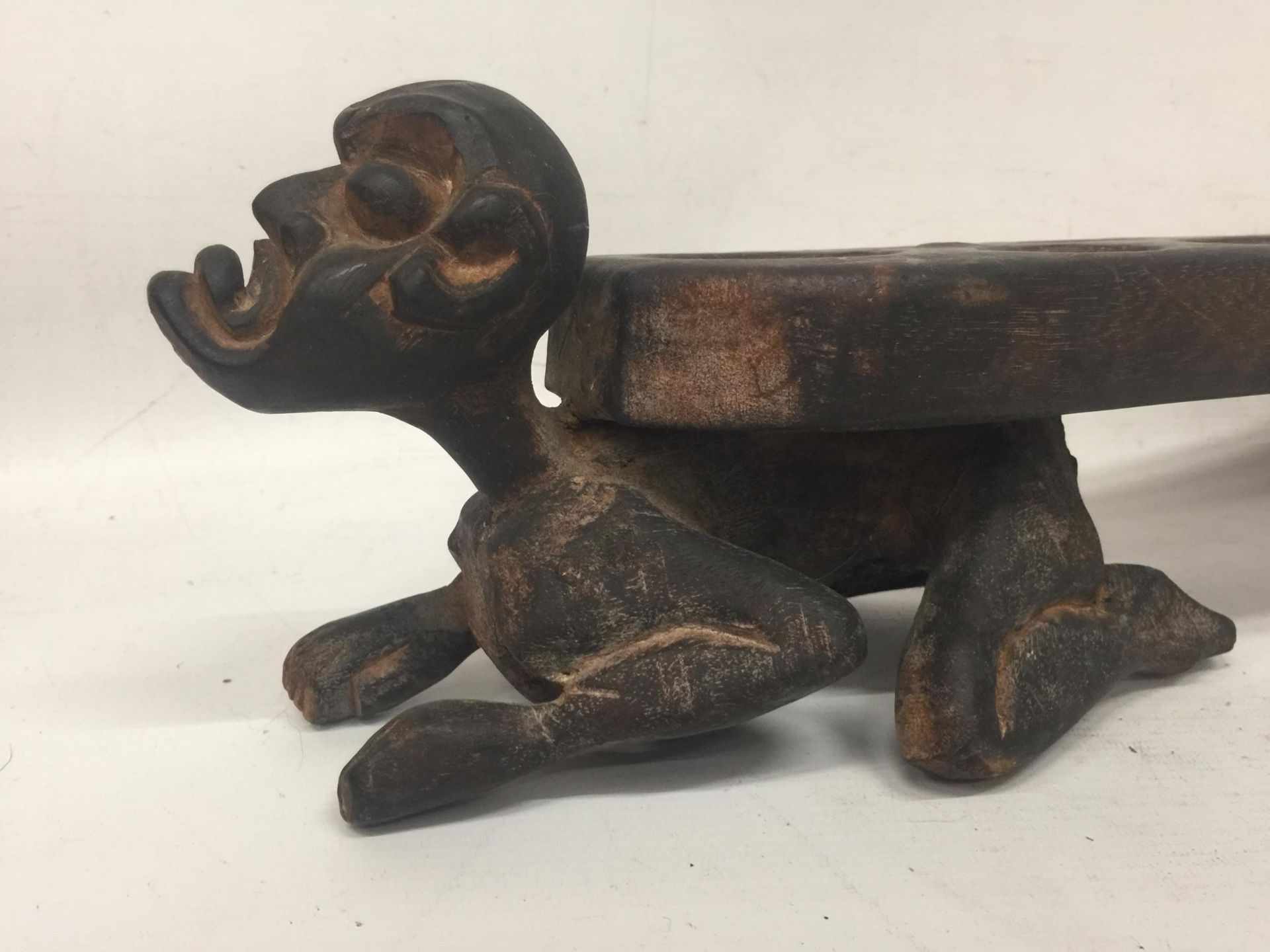 AN UNUSUAL TRIBAL WOODEN FIGURAL BALL STAND - Image 2 of 4