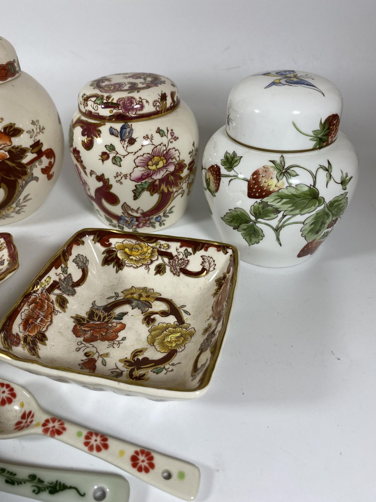 A GROUP OF CERAMICS TO INCLUDE MASONS RED MANDALAY, COALPORT STRAWBERRY GINGER JAR ETC - Image 3 of 5