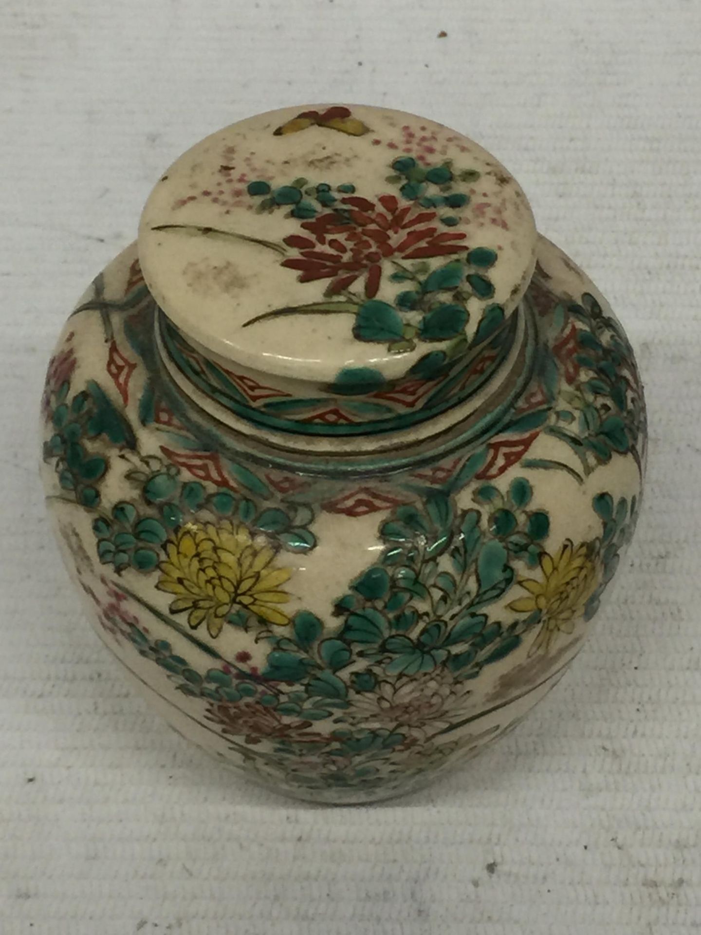 A JAPANESE STONEWARE LIDDED SMALL POT POURRI / GINGER JAR WITH BIRD AND FLORAL DESIGN AND INNDER LID - Image 4 of 7