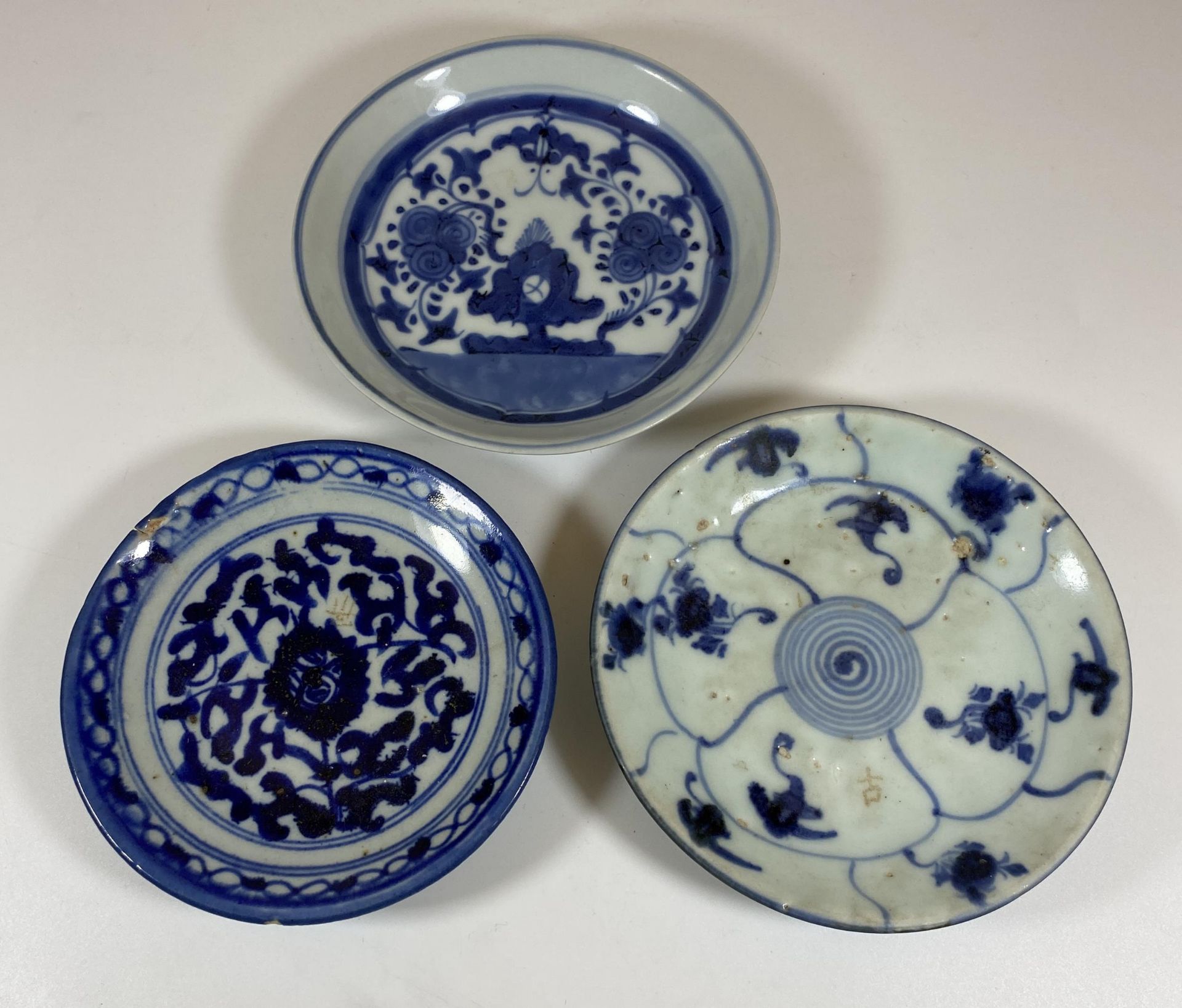 A GROUP OF THREE 19TH CENTURY AND LATER CHINESE BLUE AND WHITE DISHES, DIAMETER 15CM